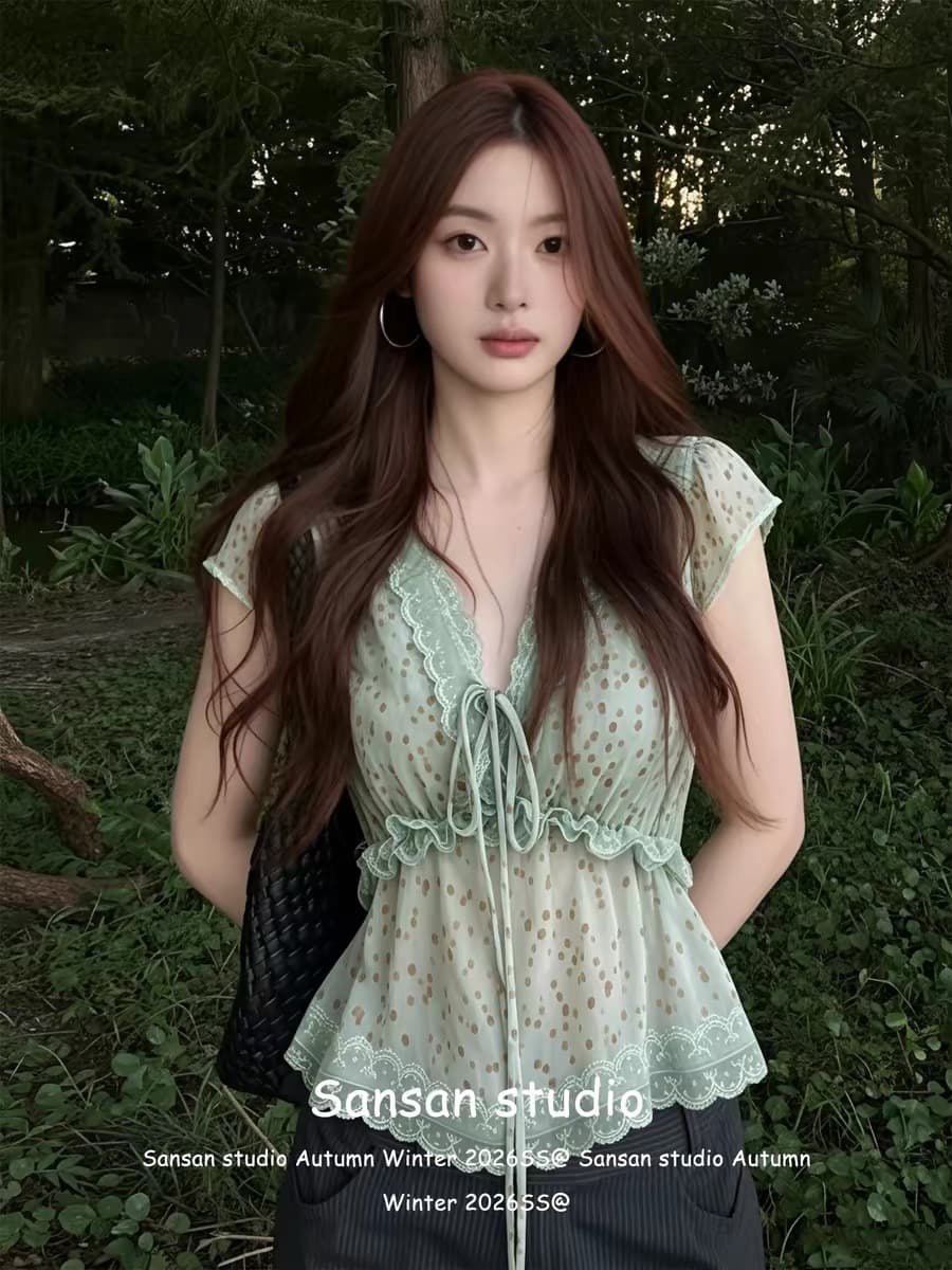프랑스식 고급 센스 V넥 레이스 측면 도트 무늬 셔츠 여성 여름 2026 새로운 작은 날다 소매 레이스업 다용도 맨위