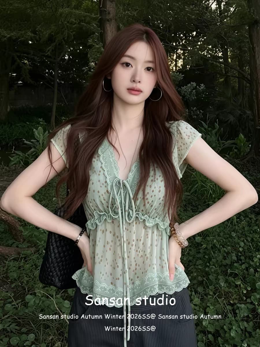 프랑스식 고급 센스 V넥 레이스 측면 도트 무늬 셔츠 여성 여름 2026 새로운 작은 날다 소매 레이스업 다용도 맨위 상세 이미지 1