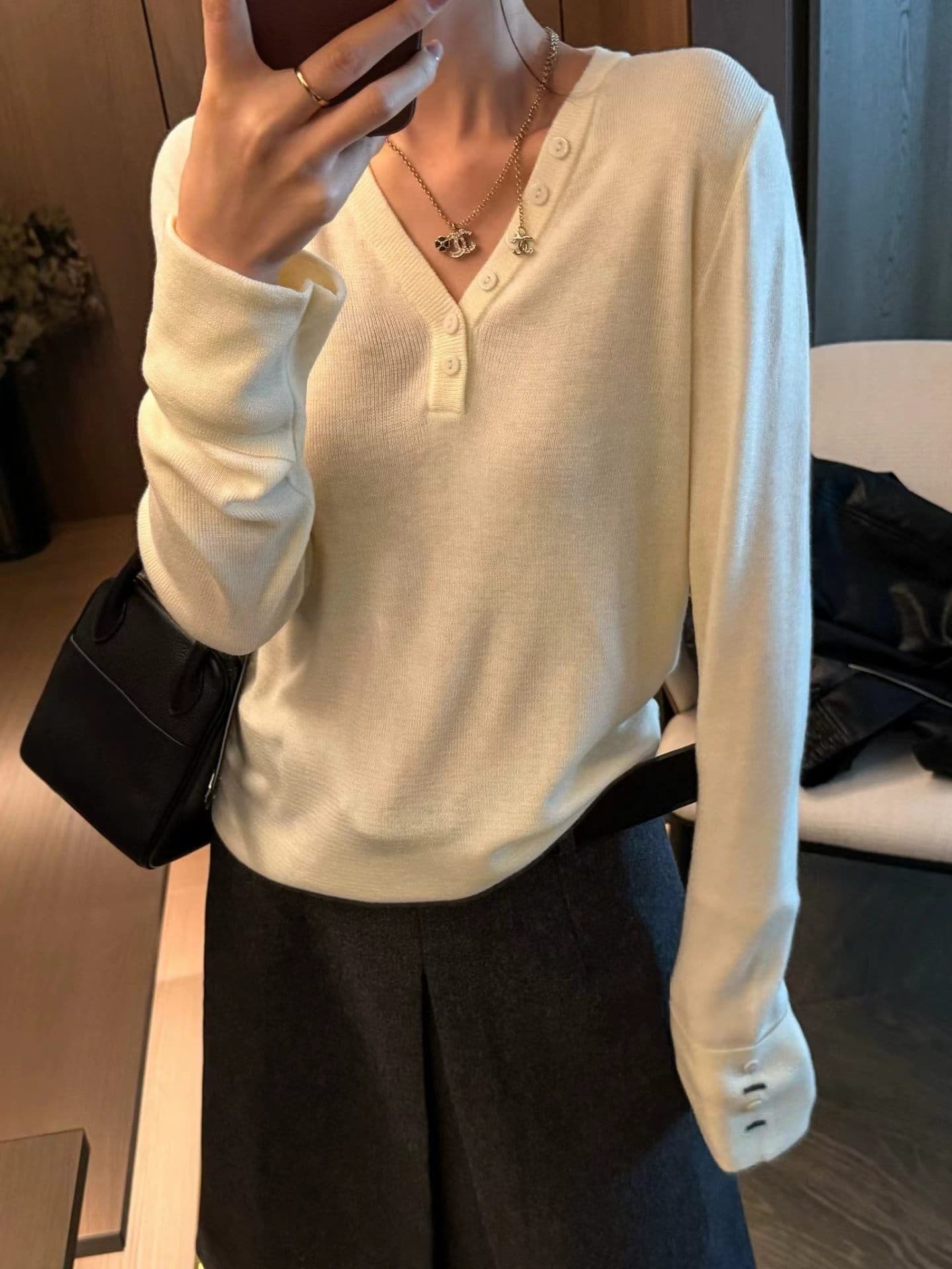 오래된 돈 바람 미니멀리즘 V넥 단추 긴팔 니트 기본 셔츠 여성 가을 겨울철 새로운 품격 몸매 가꾸기 슬림해 보이는 맨위 상세 이미지 2