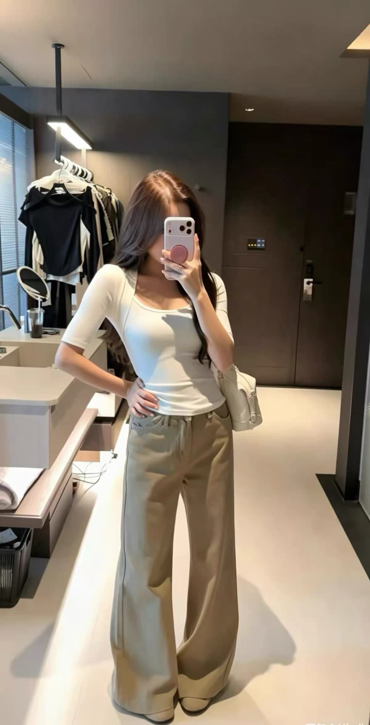 2026 가을 새로운 계절 한국 스타일 디자인 센스 순수한 욕망 어깨 u 칼라 몸매 가꾸기 슬림해 보이는 맨위 반팔 티셔츠 여성 트렌디 이미지 4