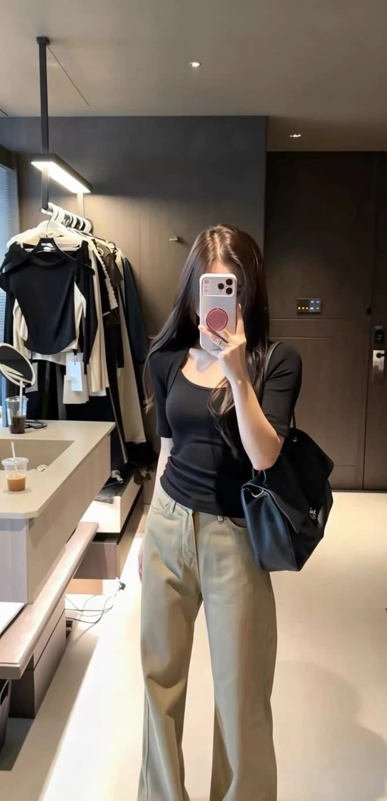 2026 가을 새로운 계절 한국 스타일 디자인 센스 순수한 욕망 어깨 u 칼라 몸매 가꾸기 슬림해 보이는 맨위 반팔 티셔츠 여성 트렌디 상세 이미지 1