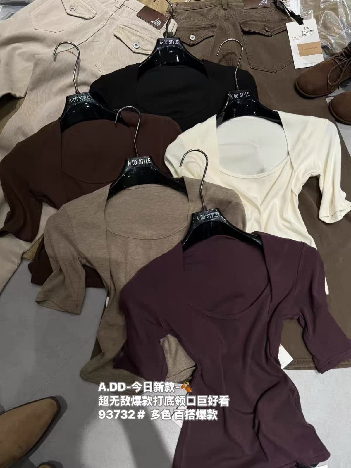 2026 가을 새로운 계절 한국 스타일 디자인 센스 순수한 욕망 어깨 u 칼라 몸매 가꾸기 슬림해 보이는 맨위 반팔 티셔츠 여성 트렌디 상세 이미지 5