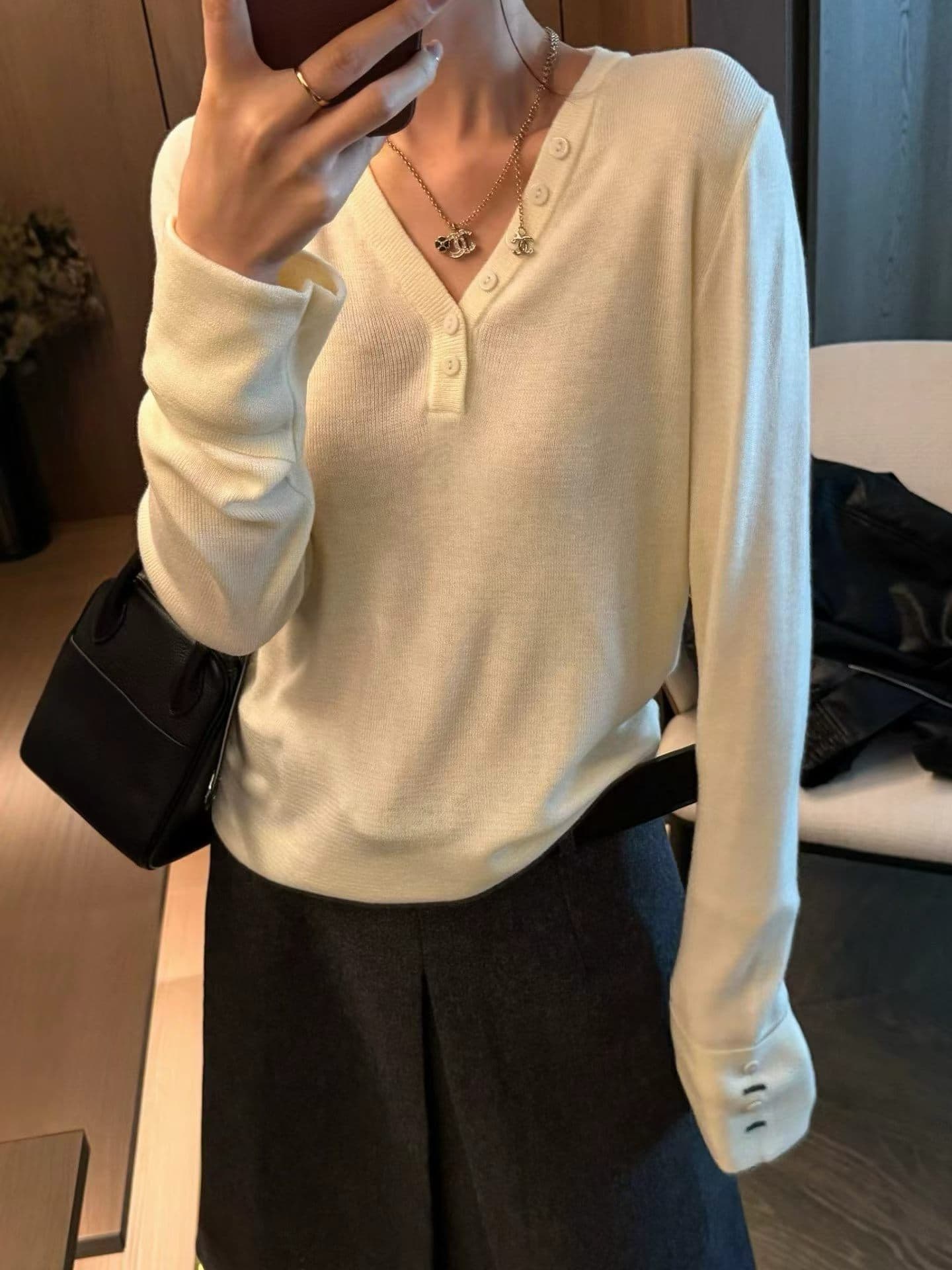 오래된 돈 바람 미니멀리즘 V넥 단추 긴팔 니트 기본 셔츠 여성 가을 겨울철 새로운 품격 몸매 가꾸기 슬림해 보이는 맨위 상세 이미지 1