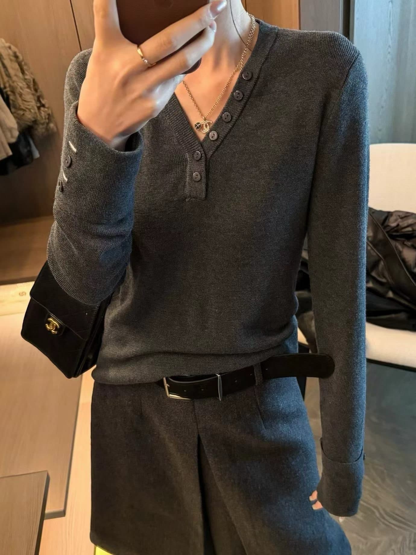 오래된 돈 바람 미니멀리즘 V넥 단추 긴팔 니트 기본 셔츠 여성 가을 겨울철 새로운 품격 몸매 가꾸기 슬림해 보이는 맨위 상세 이미지 3