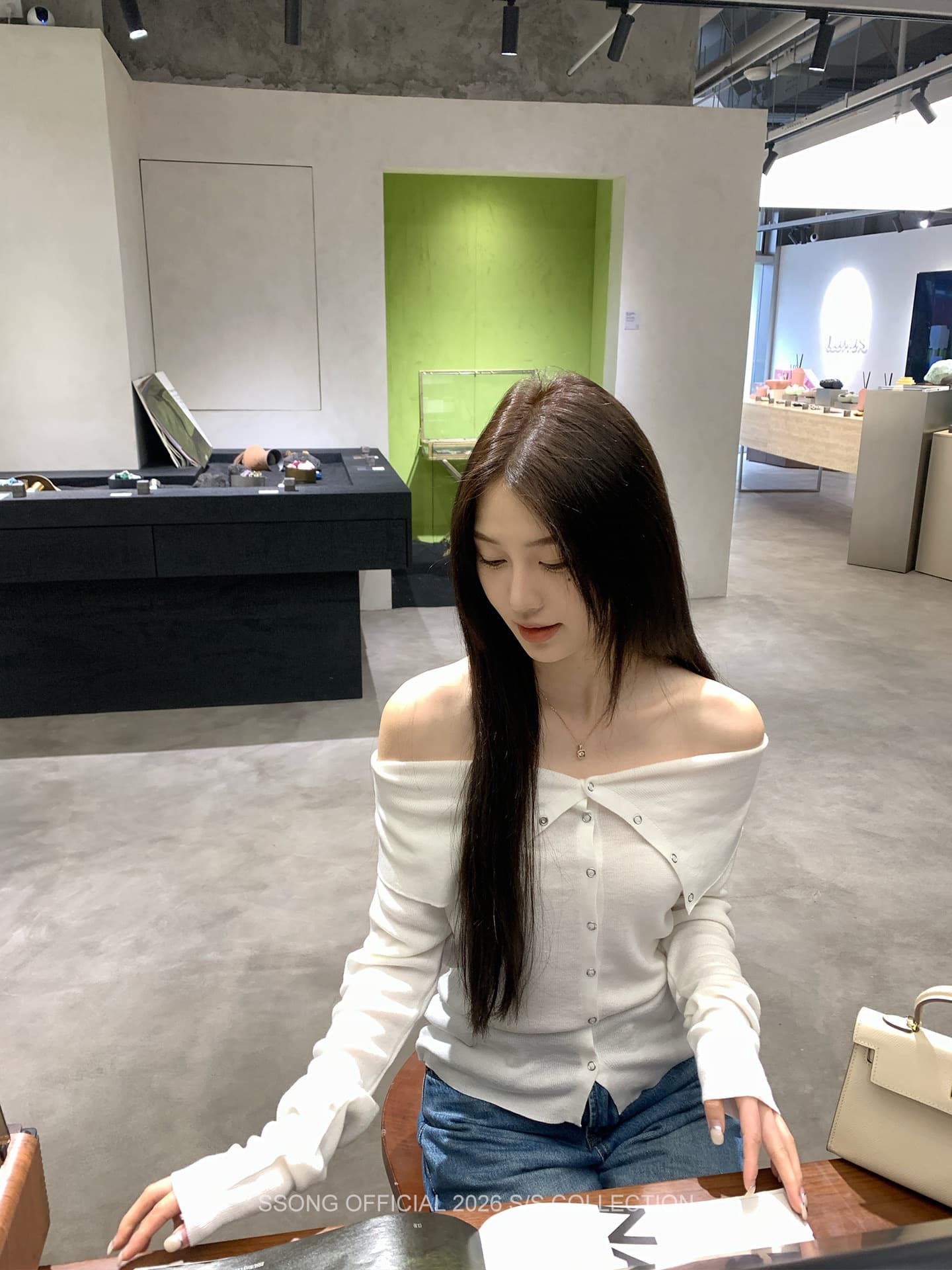 한 부서 디자인 센스 오프숄더 긴팔 니트 스웨터 2026 가을 겨울철 새로운 몸매 가꾸기 오프숄더 단추 오픈 가디건 맨위 이미지 4