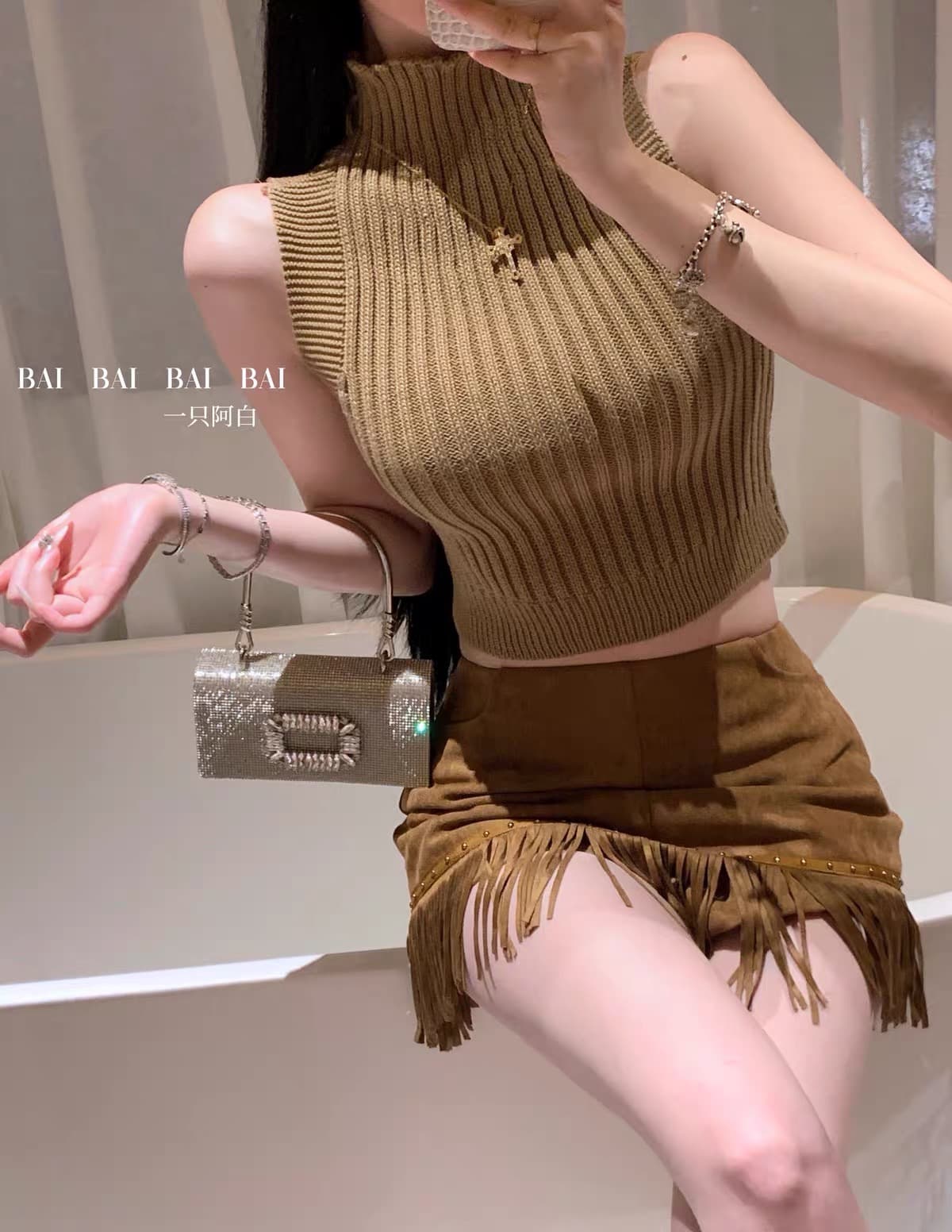 하나 A 화이트 2025 새로운 섹시함 핫걸 바람 디자인 섹션 행침 목 오프숄더 가을 겨울 터틀넥 니트 삼색 조끼 상세 이미지 3