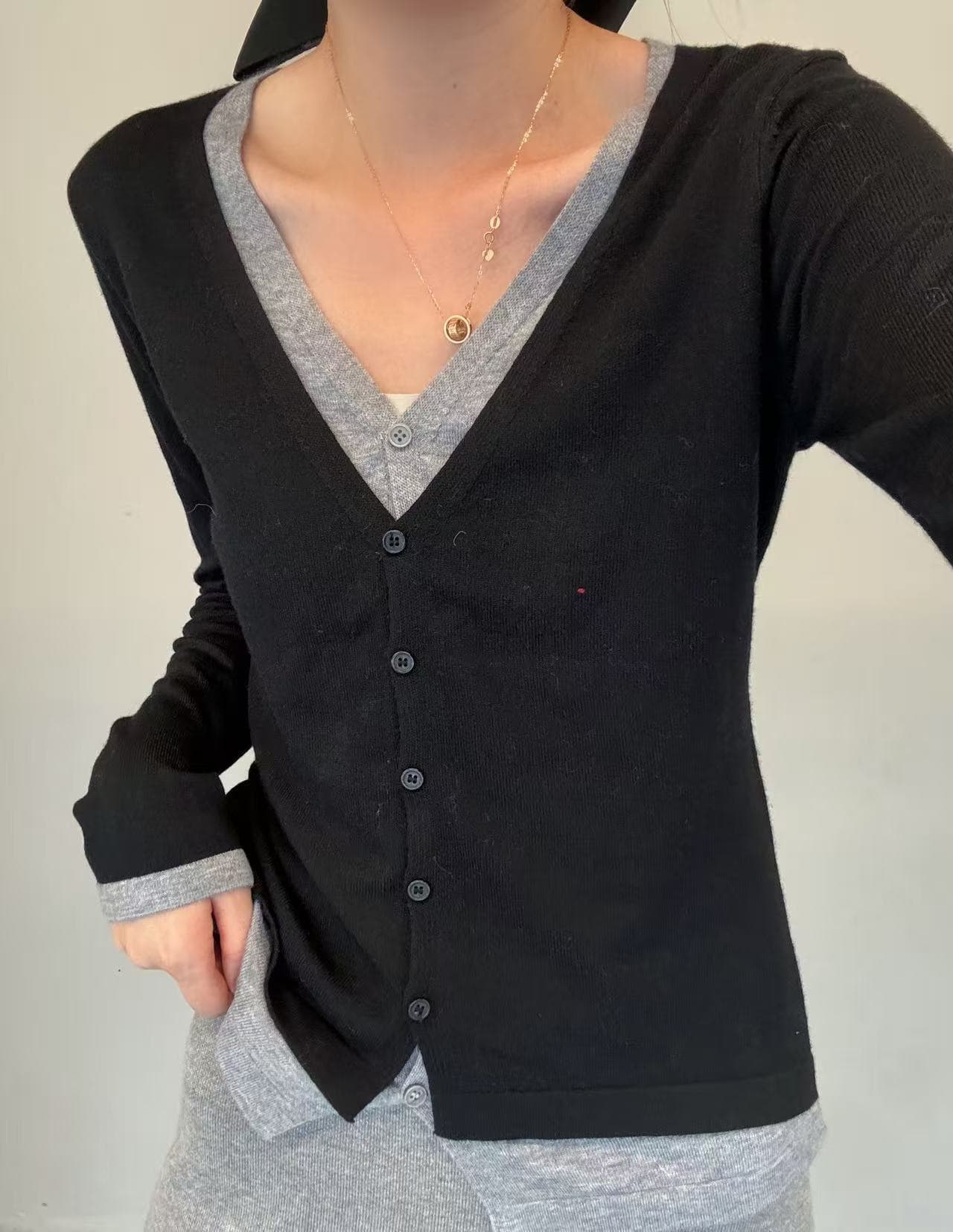 한 부서 레트로 디자인 센스 배색 패치워크 페이크 레이어드 V넥 긴팔 오픈 가디건 여성 슬림해 보이는 다용도 니트 스웨터 맨위 상세 이미지 6