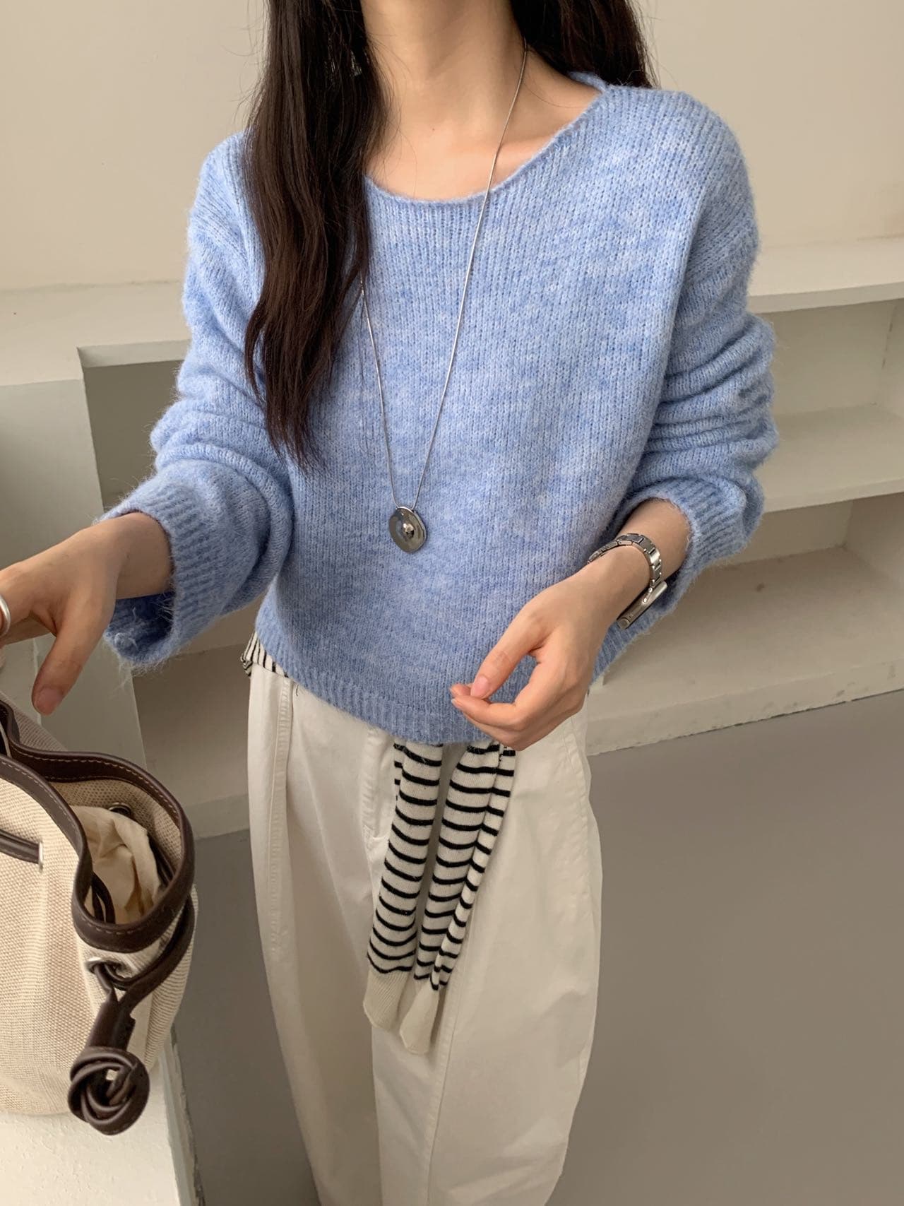이른 가을 한국 스타일 기초 캐주얼 긴팔 미니멀리즘 단색 라운드 넥 풀오버 루즈핏 슬림해 보이는 쇼트 스타일 스웨터 여자
