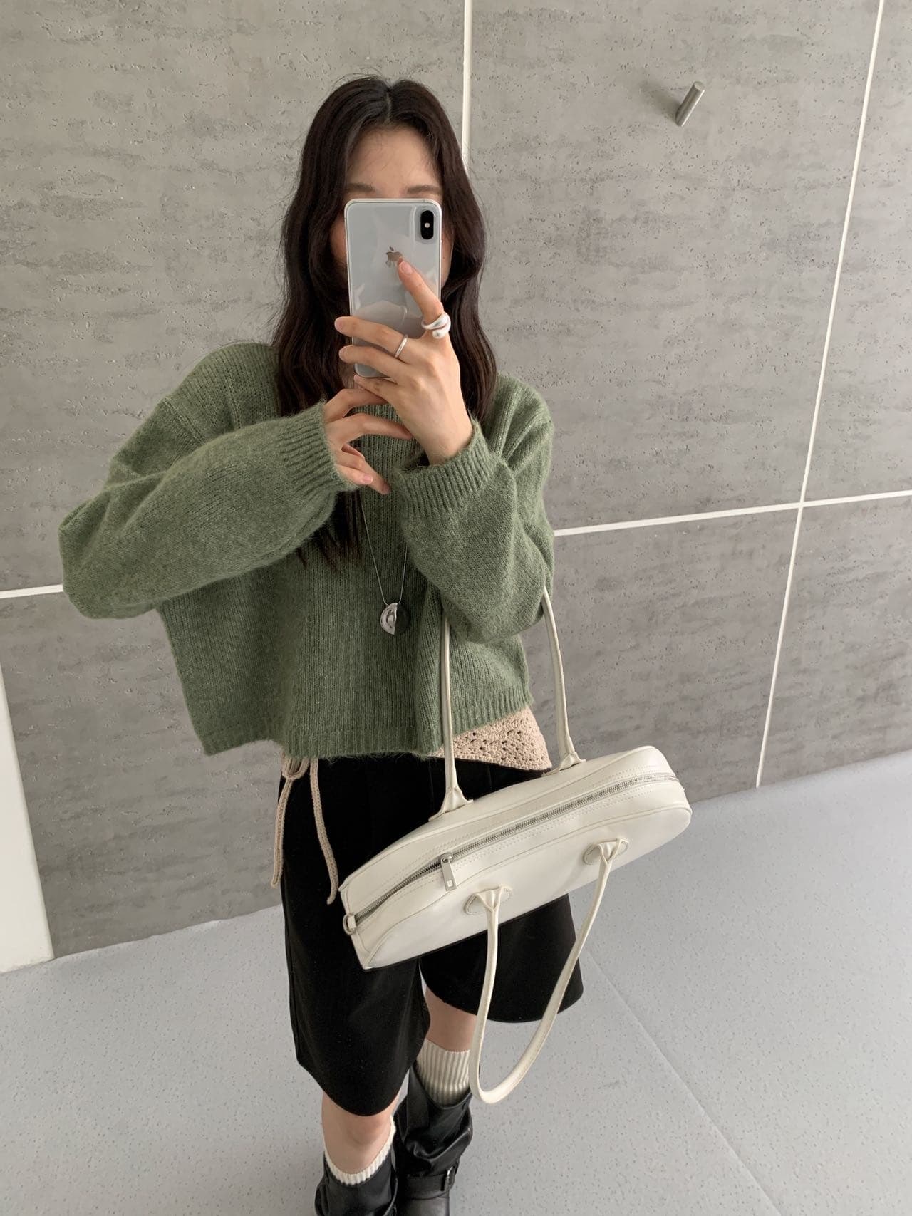 이른 가을 한국 스타일 기초 캐주얼 긴팔 미니멀리즘 단색 라운드 넥 풀오버 루즈핏 슬림해 보이는 쇼트 스타일 스웨터 여자 상세 이미지 6