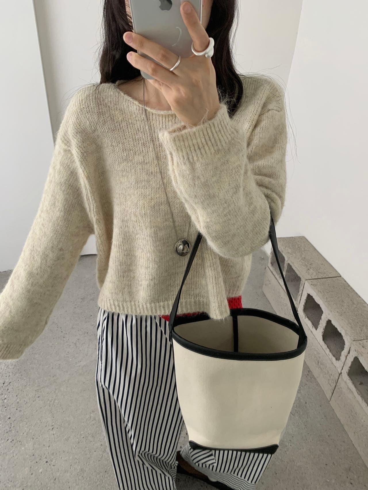 이른 가을 한국 스타일 기초 캐주얼 긴팔 미니멀리즘 단색 라운드 넥 풀오버 루즈핏 슬림해 보이는 쇼트 스타일 스웨터 여자 상세 이미지 11