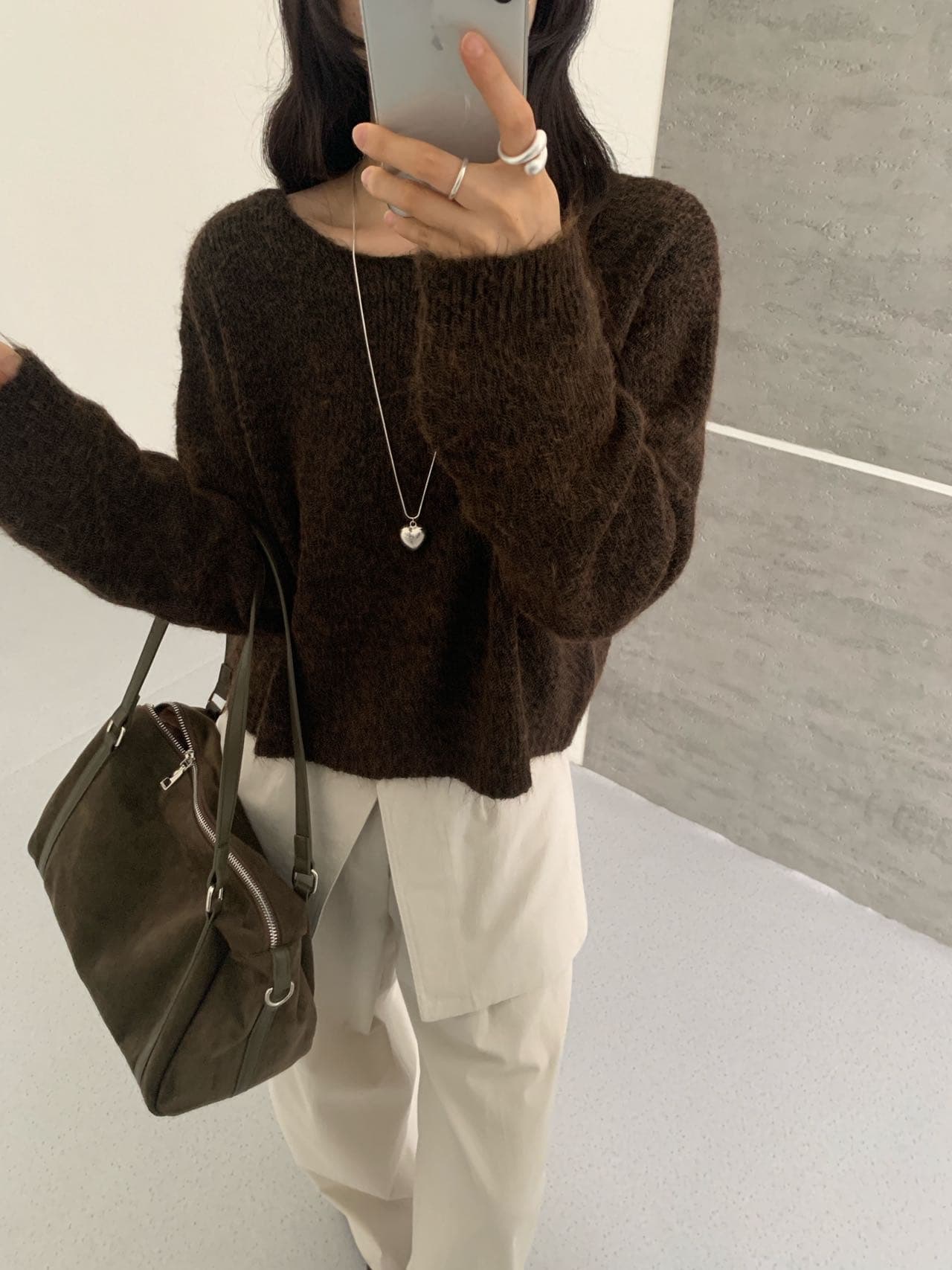 이른 가을 한국 스타일 기초 캐주얼 긴팔 미니멀리즘 단색 라운드 넥 풀오버 루즈핏 슬림해 보이는 쇼트 스타일 스웨터 여자 상세 이미지 19
