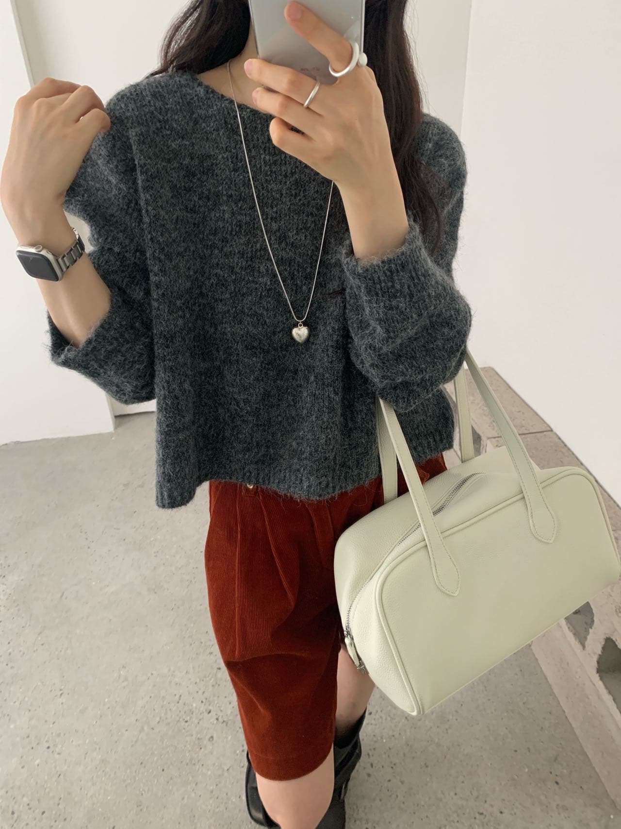 이른 가을 한국 스타일 기초 캐주얼 긴팔 미니멀리즘 단색 라운드 넥 풀오버 루즈핏 슬림해 보이는 쇼트 스타일 스웨터 여자 상세 이미지 20