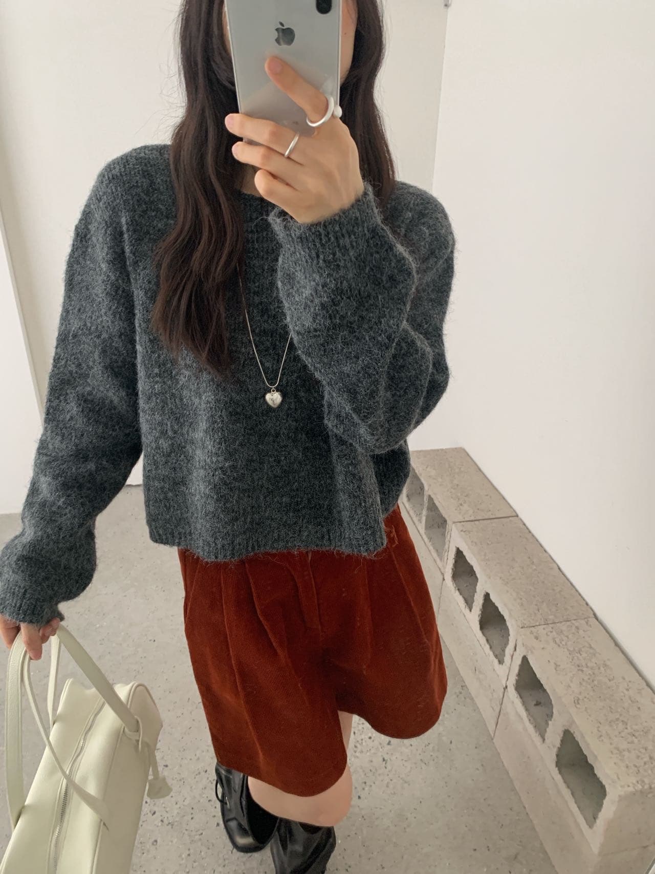 이른 가을 한국 스타일 기초 캐주얼 긴팔 미니멀리즘 단색 라운드 넥 풀오버 루즈핏 슬림해 보이는 쇼트 스타일 스웨터 여자 상세 이미지 21