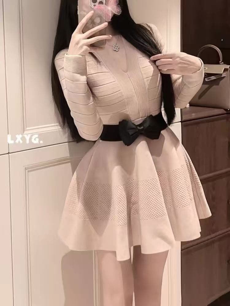 lxyg 봄 프랑스식 명문 여성 V넥 나비 매듭 니트 여성 드레스 허리 수축 슬림해 보이는 저녁 식사 만나는 퍼프 미니 스커트 이미지 4