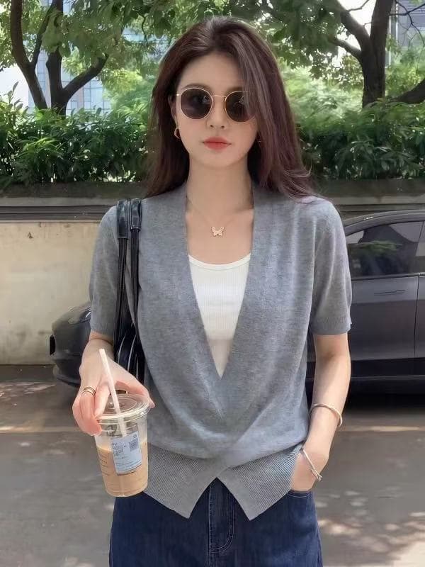 재고 있음 회색 페이크 레이어드 긍정적 인 어깨 반팔 니트 스웨터 여성 2026 새로운 여름 허리 수축 슬림해 보이는 불규칙 맨위 상세 이미지 2