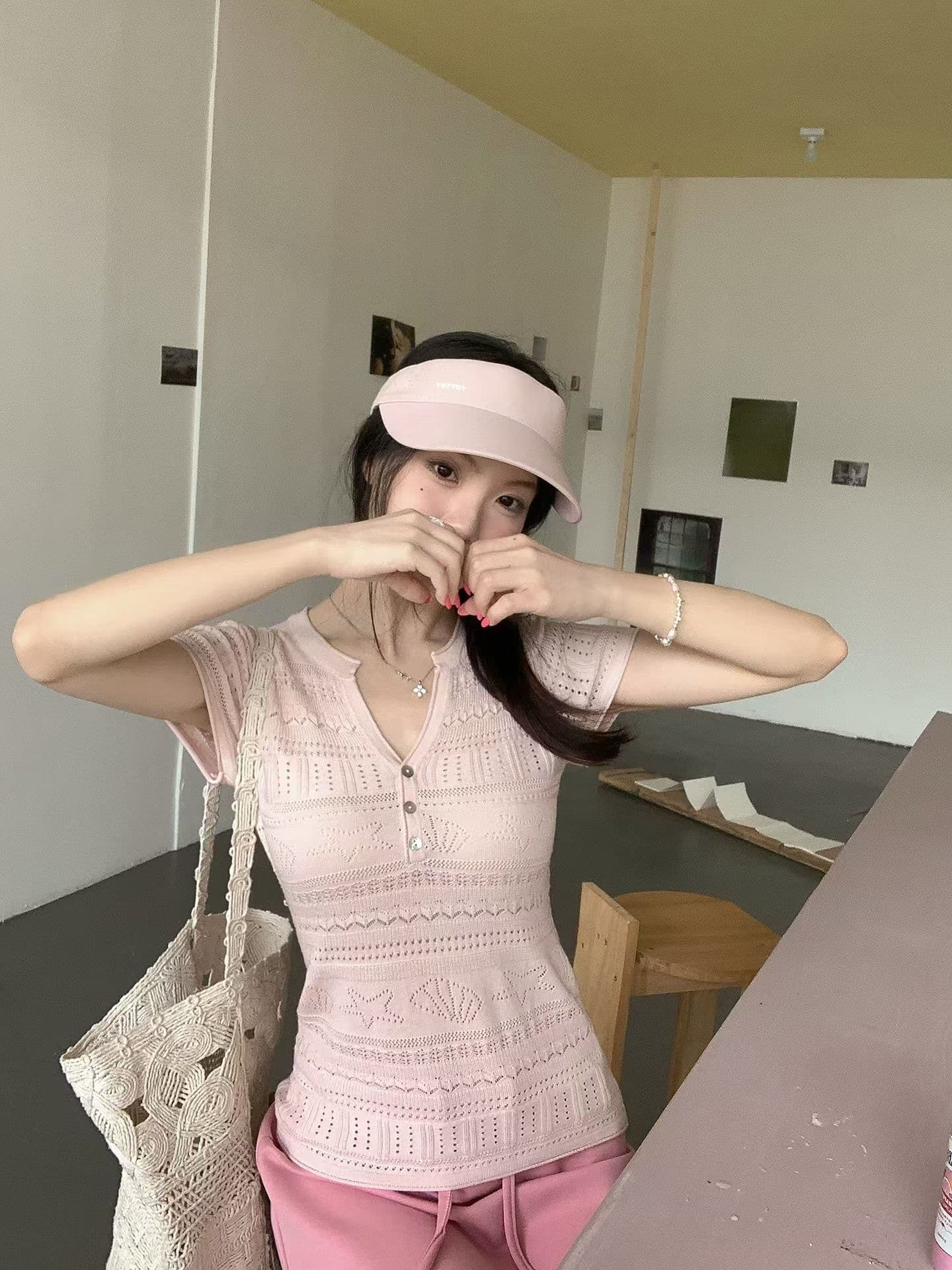 재고 있음 한 부서 홀로우 아웃 반 개방 칼라 반팔 티셔츠 여성 2026 여름 작은 대중 디자인 센스 몸매 가꾸기 Chic 니트 스웨터 이미지 2