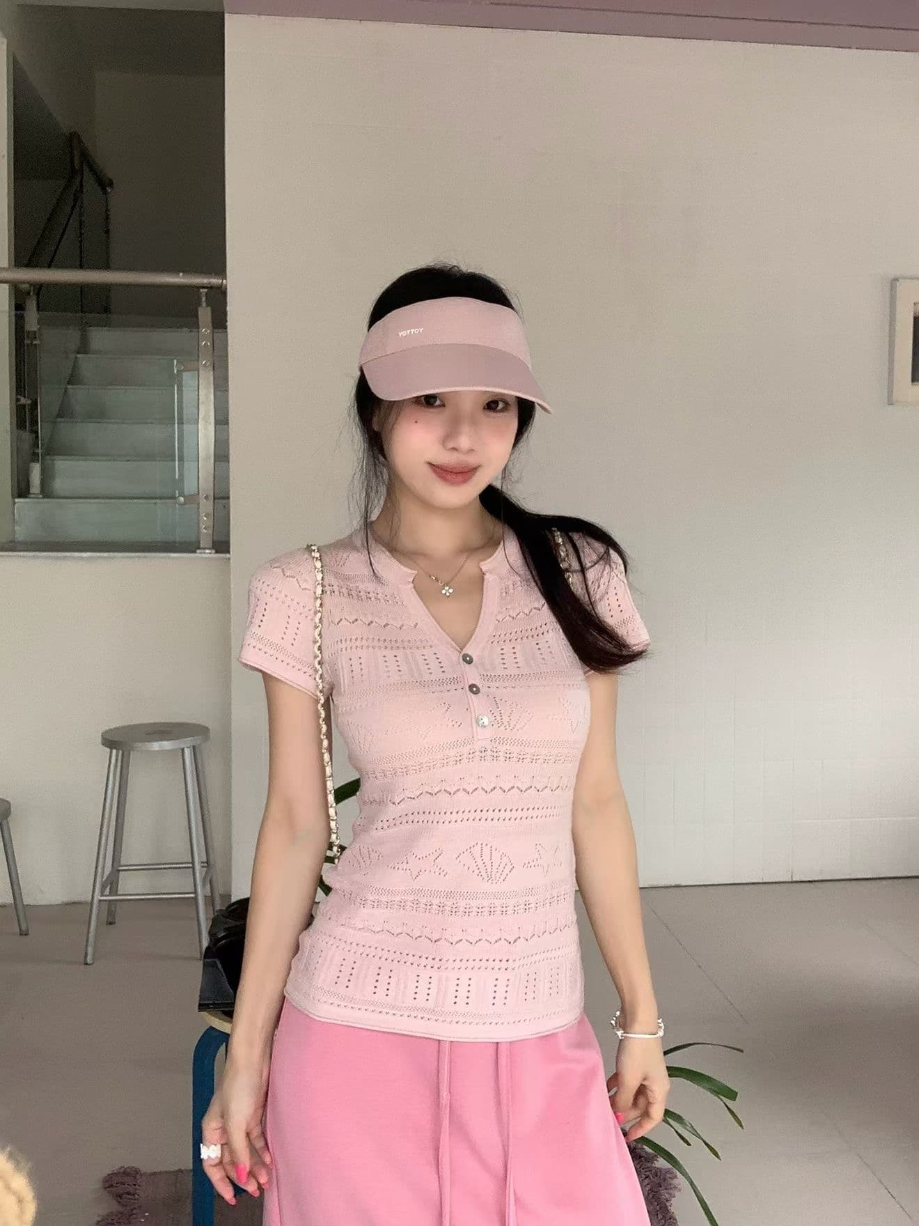 재고 있음 한 부서 홀로우 아웃 반 개방 칼라 반팔 티셔츠 여성 2026 여름 작은 대중 디자인 센스 몸매 가꾸기 Chic 니트 스웨터 상세 이미지 4