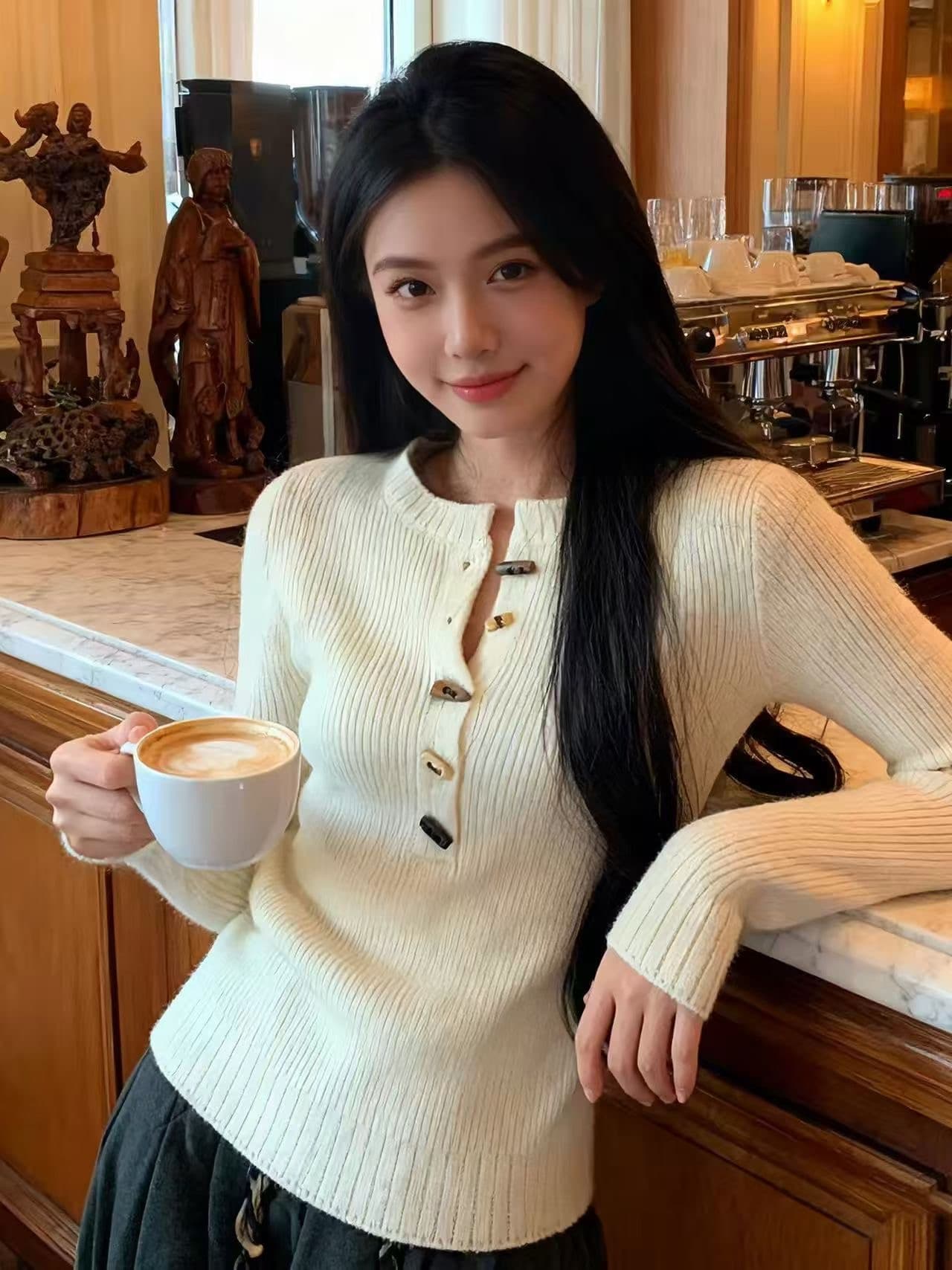재고 있음 2026 년 새로운 소뿔 버클 V넥 니트 기본 셔츠 여성 몸매 가꾸기 슬림해 보이는 만나는 단색 맨위 상세 이미지 8