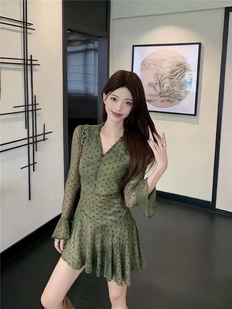 2026 가을 새로운 지방 mm 프랑스식 스타일 망사 신축성 도트 무늬 V넥 비스듬한 자르다 슬림해 보이는 품격 드레스 아이들 상세 이미지 2