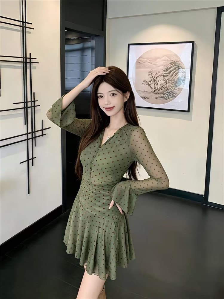 2026 가을 새로운 지방 mm 프랑스식 스타일 망사 신축성 도트 무늬 V넥 비스듬한 자르다 슬림해 보이는 품격 드레스 아이들 상세 이미지 4