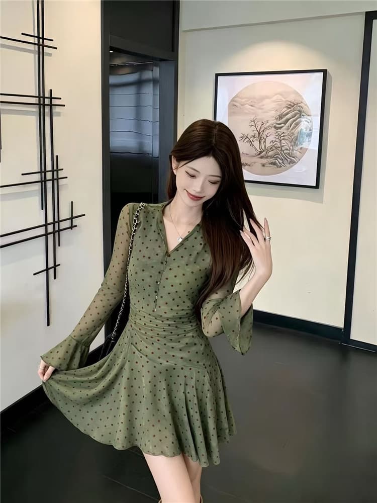 2026 가을 새로운 지방 mm 프랑스식 스타일 망사 신축성 도트 무늬 V넥 비스듬한 자르다 슬림해 보이는 품격 드레스 아이들 상세 이미지 7