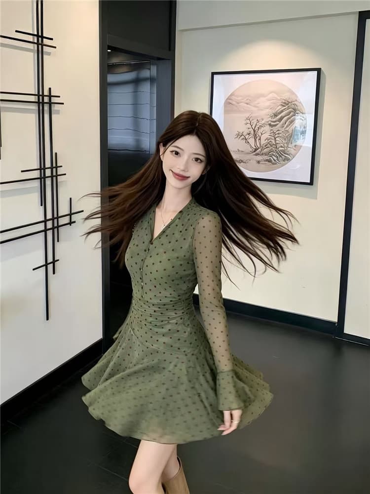 2026 가을 새로운 지방 mm 프랑스식 스타일 망사 신축성 도트 무늬 V넥 비스듬한 자르다 슬림해 보이는 품격 드레스 아이들 상세 이미지 8