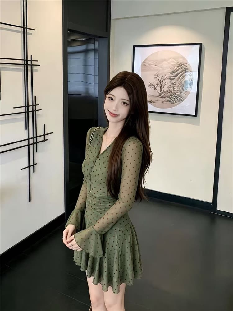 2026 가을 새로운 지방 mm 프랑스식 스타일 망사 신축성 도트 무늬 V넥 비스듬한 자르다 슬림해 보이는 품격 드레스 아이들 상세 이미지 10