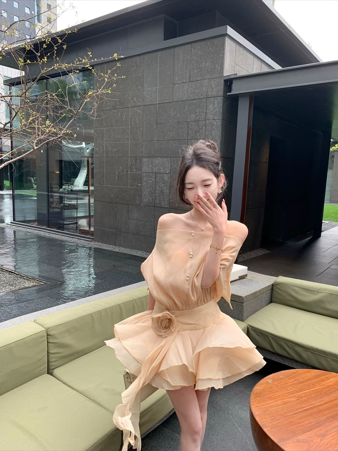 j11 studio 부드러운 안개 천 골드 3 차원 꽃 오프숄더 허리 수축 슬림해 보이는 루즈핏 표지 고기 여성 드레스 이미지 4