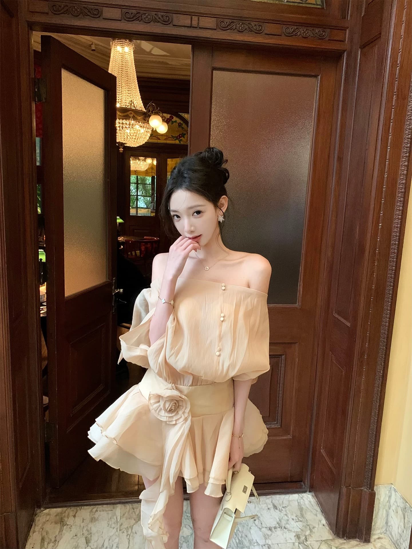 j11 studio 부드러운 안개 천 골드 3 차원 꽃 오프숄더 허리 수축 슬림해 보이는 루즈핏 표지 고기 여성 드레스 상세 이미지 6