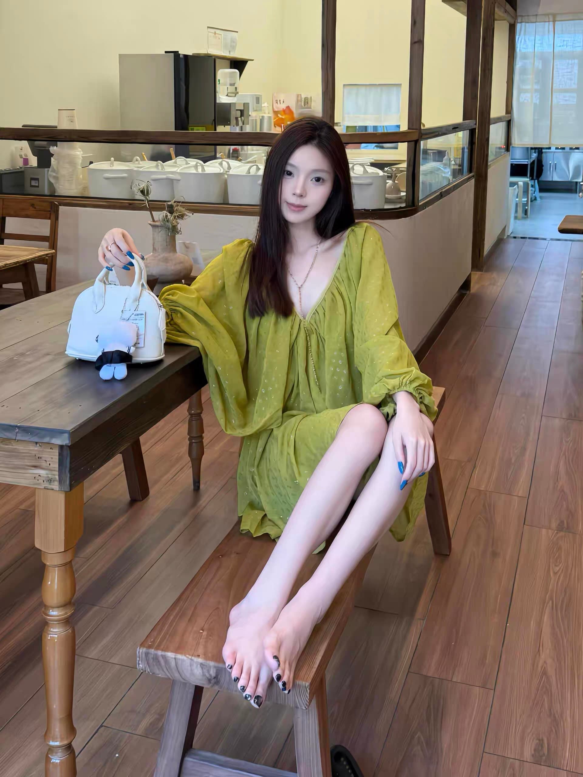 toroon du 홈 섹션 V넥 벌룬 소매 휴가 바람 여성 드레스 여름 2025 새로운 프랑스식 루즈핏 치마 상세 이미지 2