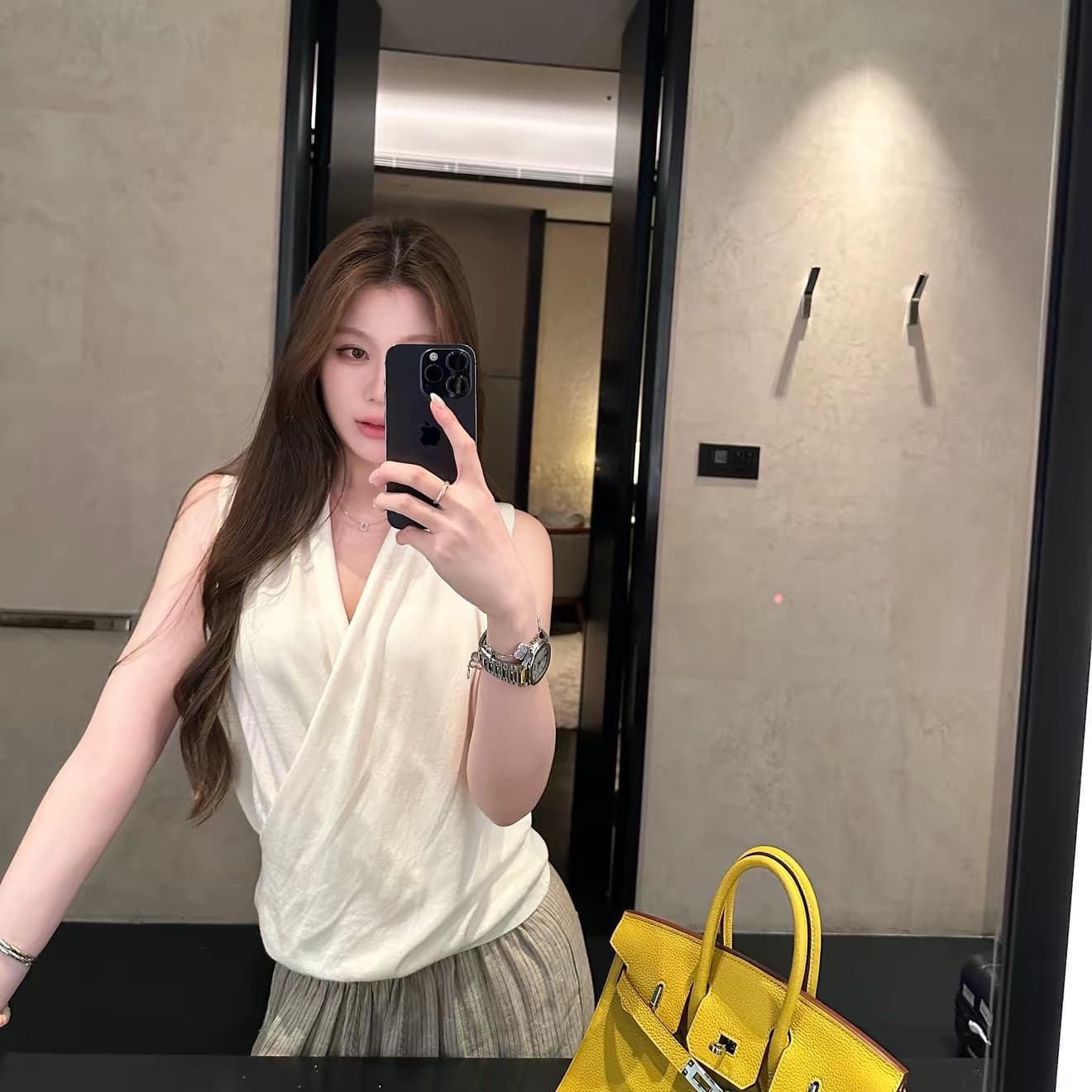 나비 보물 웃음 느슨함 주름 센스 품격 십자가 흔들다 칼라 조끼 디자인 센스 인사이드 가져 가라. 외출용 민소매 맨위 여성 여름 이미지 5
