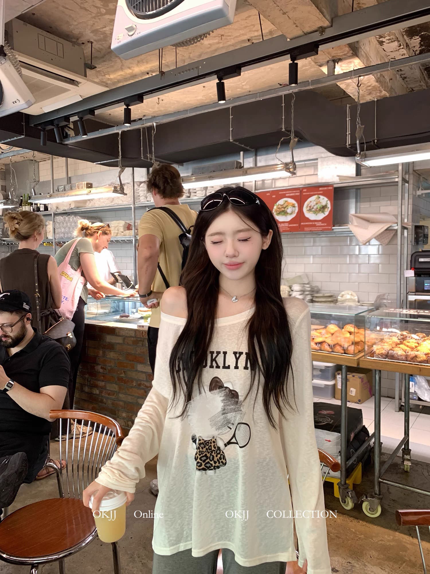 okjj 만화 프린트 오프숄더 긴팔 티셔츠 여성 얇은 스타일 마이크로 ~을 통해 루즈핏 슬림해 보이는 느긋한 바람 자외선 차단 블라우스 맨위 상세 이미지 2