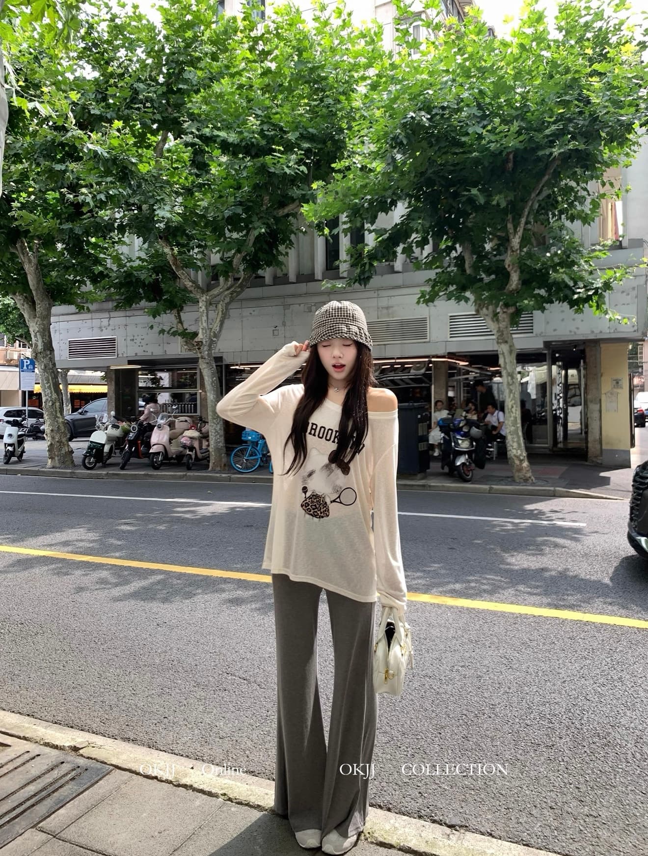 okjj 만화 프린트 오프숄더 긴팔 티셔츠 여성 얇은 스타일 마이크로 ~을 통해 루즈핏 슬림해 보이는 느긋한 바람 자외선 차단 블라우스 맨위 상세 이미지 3