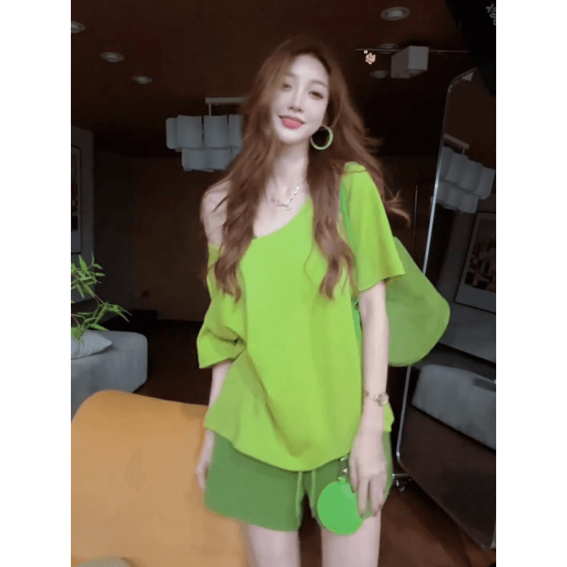 정가 도파민 한국 스타일 패션 세트 여성 비스듬한 칼라 오프숄더 반팔 티셔츠 캐주얼 반바지 투피스 세트 이미지 4