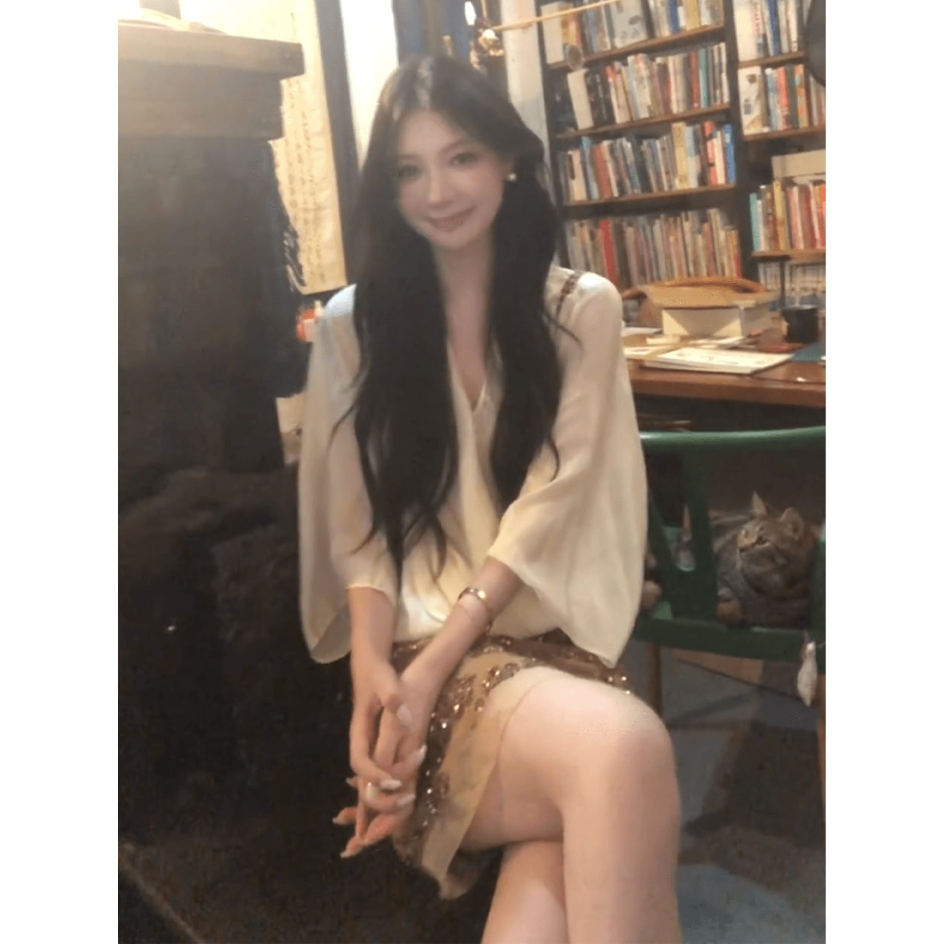 정가 프랑스식 분위기 센스 V넥 비틀림 셔츠 맨위 여성 하이웨이스트 슬림해 보이는 한 마디 반신 치마 세트 이미지 3