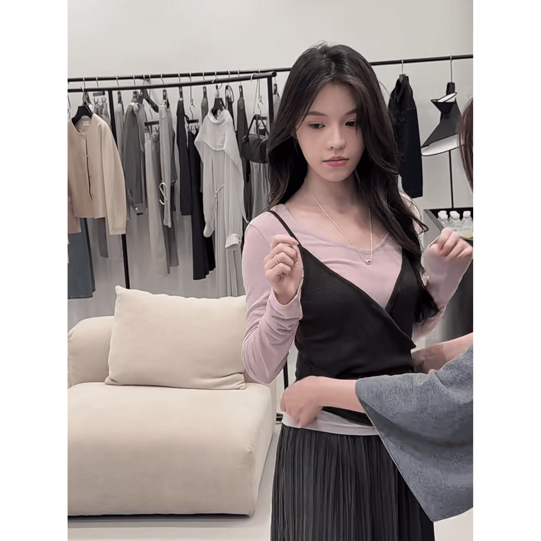 정가 한 부서 분위기 센스 페이크 레이어드 긴팔 맨위 여성 이른 가을 새로운 플리츠 반신 치마 세트 이미지 6