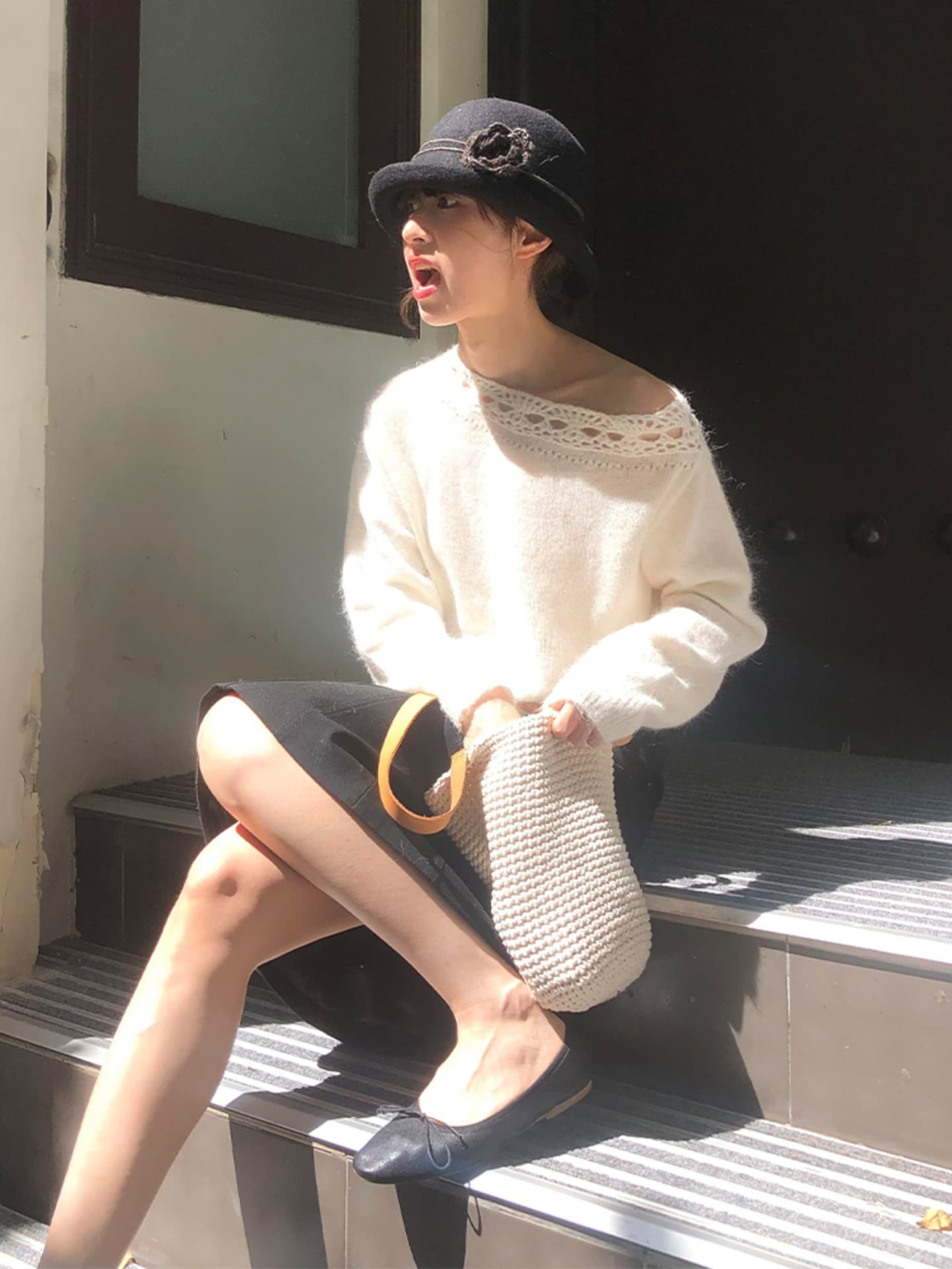 프랑스식 느긋한 스웨터 홀로우 아웃 레이스 비스듬한 어깨 칼라 니트 스웨터 여성 가을 루즈핏 슬림해 보이는 다용도 맨위 이미지 4