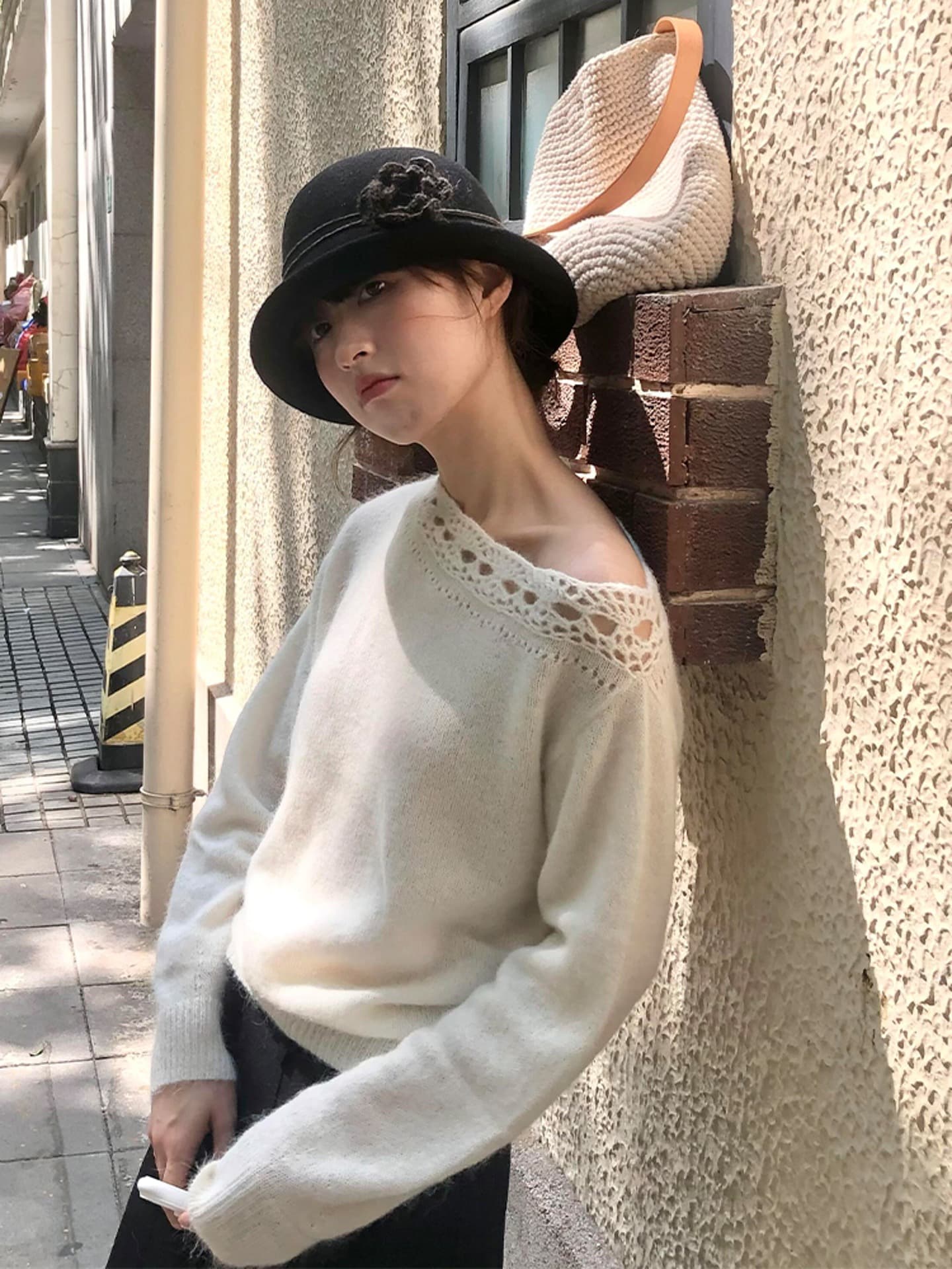 프랑스식 느긋한 스웨터 홀로우 아웃 레이스 비스듬한 어깨 칼라 니트 스웨터 여성 가을 루즈핏 슬림해 보이는 다용도 맨위 이미지 2