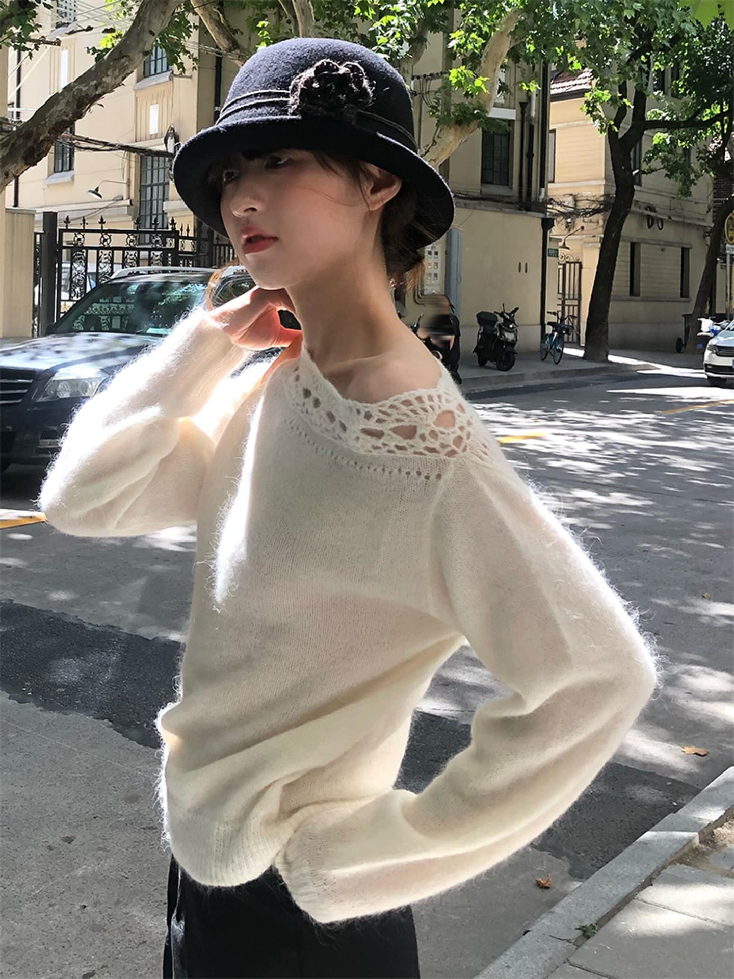 프랑스식 느긋한 스웨터 홀로우 아웃 레이스 비스듬한 어깨 칼라 니트 스웨터 여성 가을 루즈핏 슬림해 보이는 다용도 맨위 상세 이미지 3