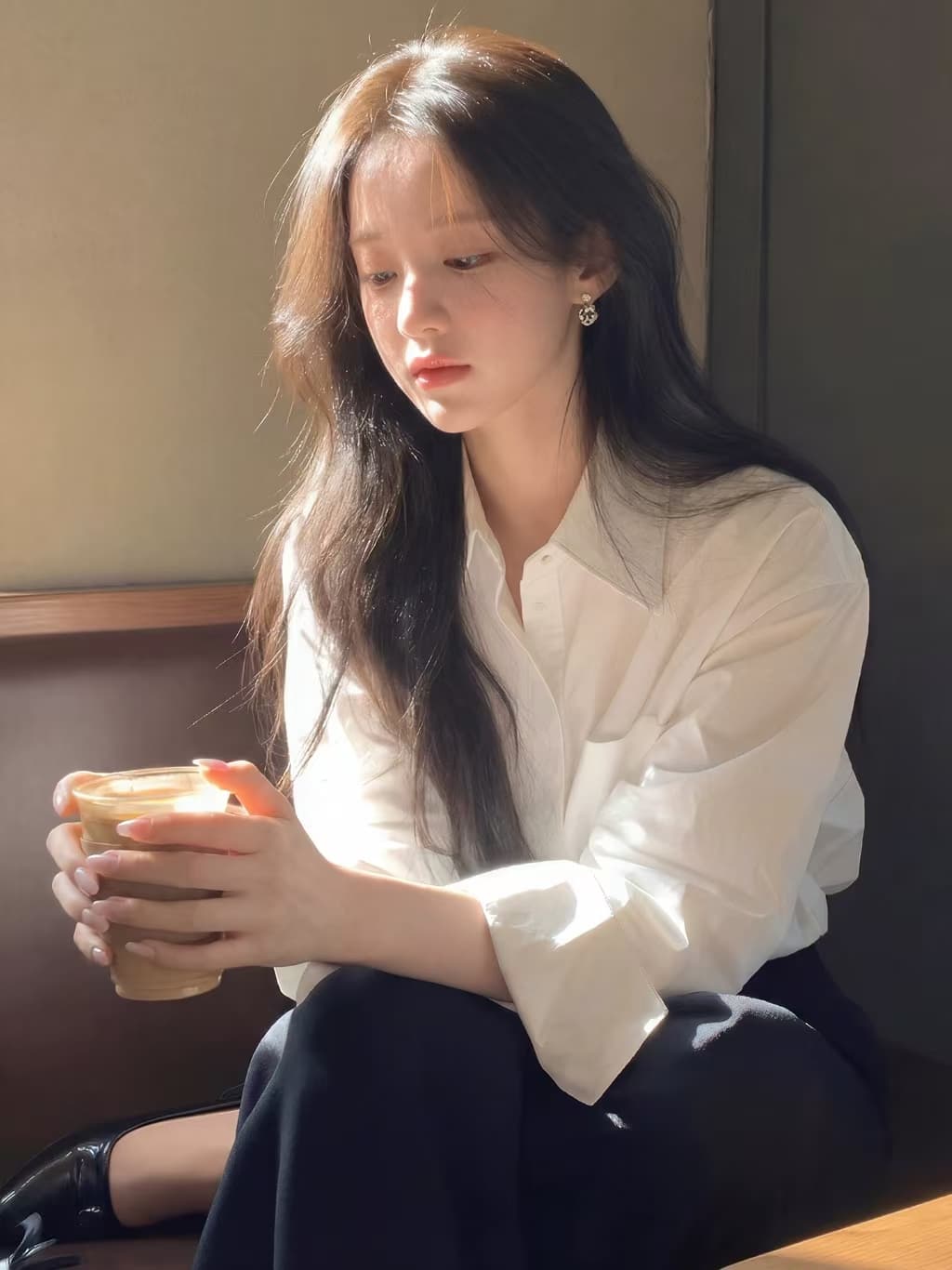 화이트 여성 셔츠 2026 봄 새로운 맨위 디자인 센스 작은 대중 빛 럭셔리 고급 센스 루즈핏 느긋한 바람 셔츠 이미지 3