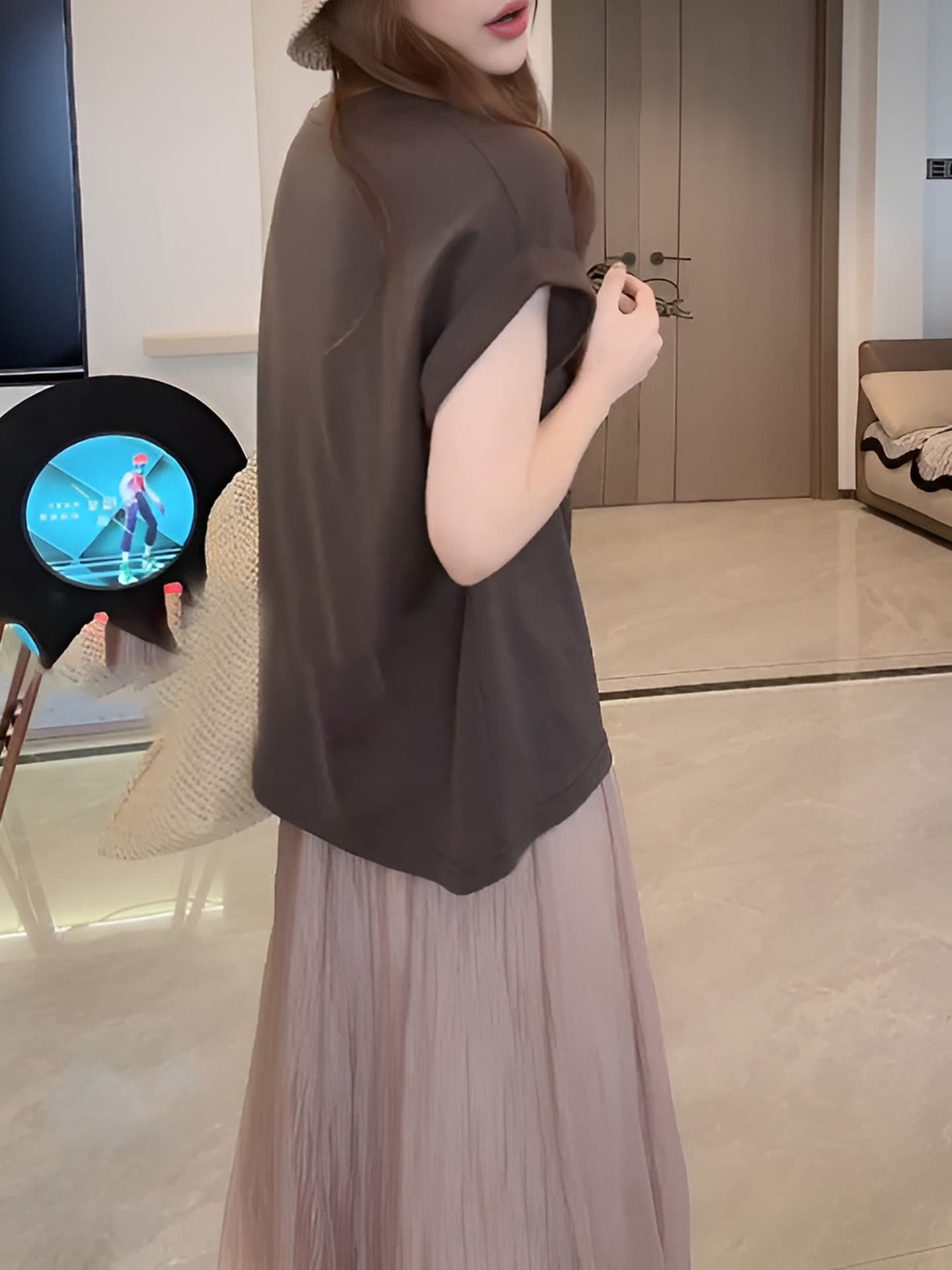 경관 그림 2026 여름 새로운 패션 볼륨 측면 알파벳 티셔츠 여성 허리밴드 불규칙 반신 롱 스커트 투피스 세트 상세 이미지 6