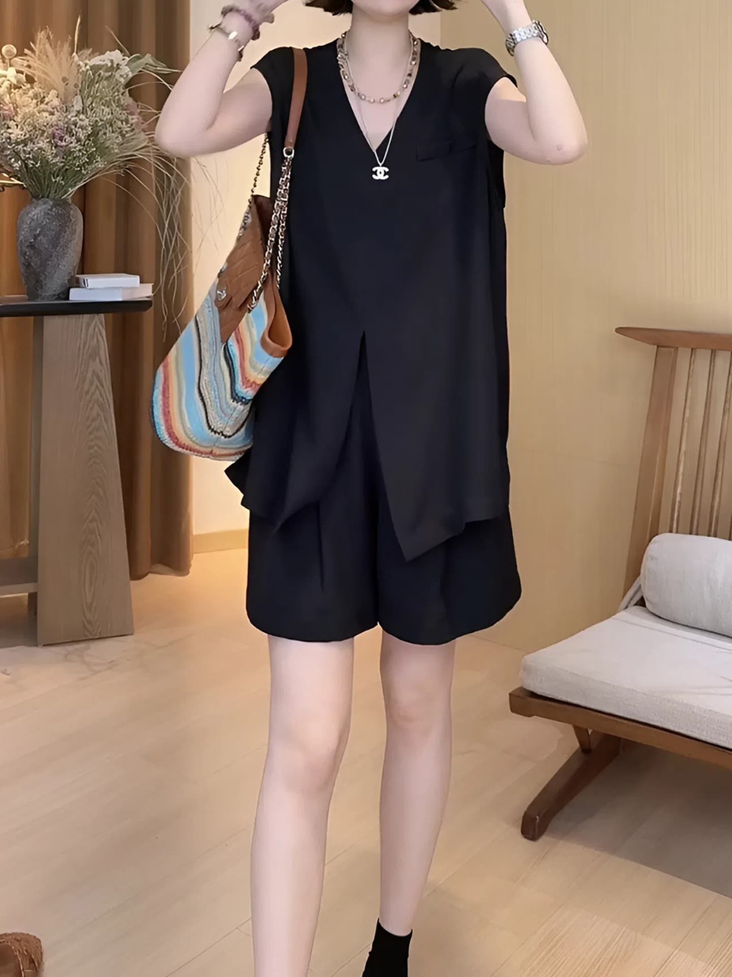 경관 그림 2026 여름 신제품 한 부서 품격 검정색 V넥 민소매 정장 베스트 하이웨이스트 캐주얼 반바지 세트 상세 이미지 6