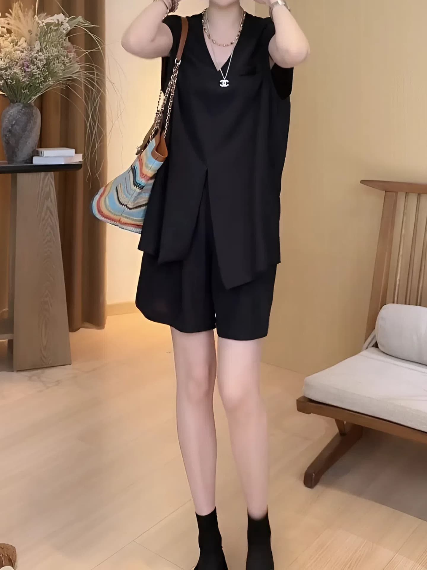 경관 그림 2026 여름 신제품 한 부서 품격 검정색 V넥 민소매 정장 베스트 하이웨이스트 캐주얼 반바지 세트 상세 이미지 8