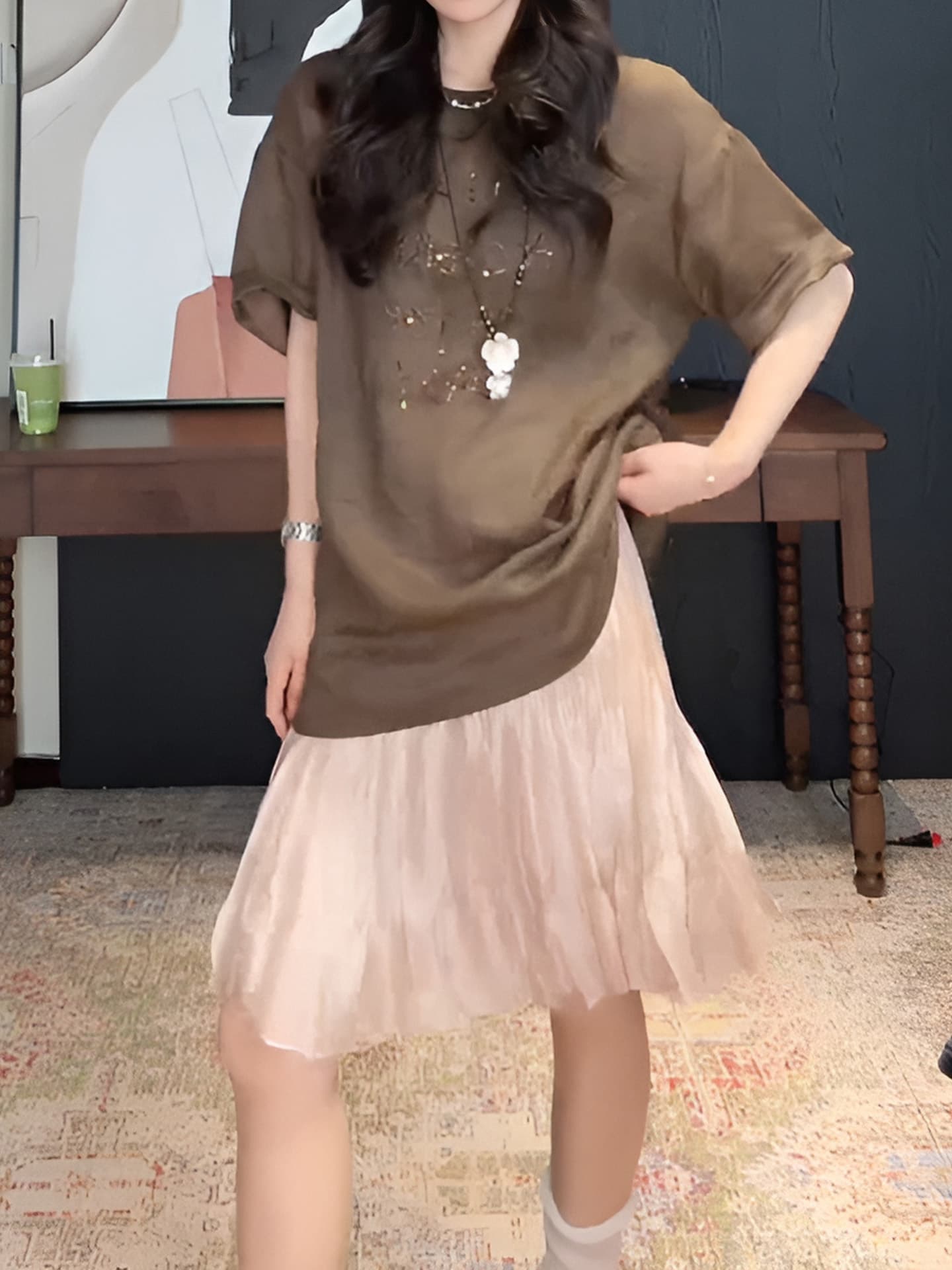 경관 그림 2026 여름 새로운 느슨함 센스 슬림해 보이는 프린트 반팔 티셔츠 여성 불규칙 플리츠 반신 치마 세트 상세 이미지 2
