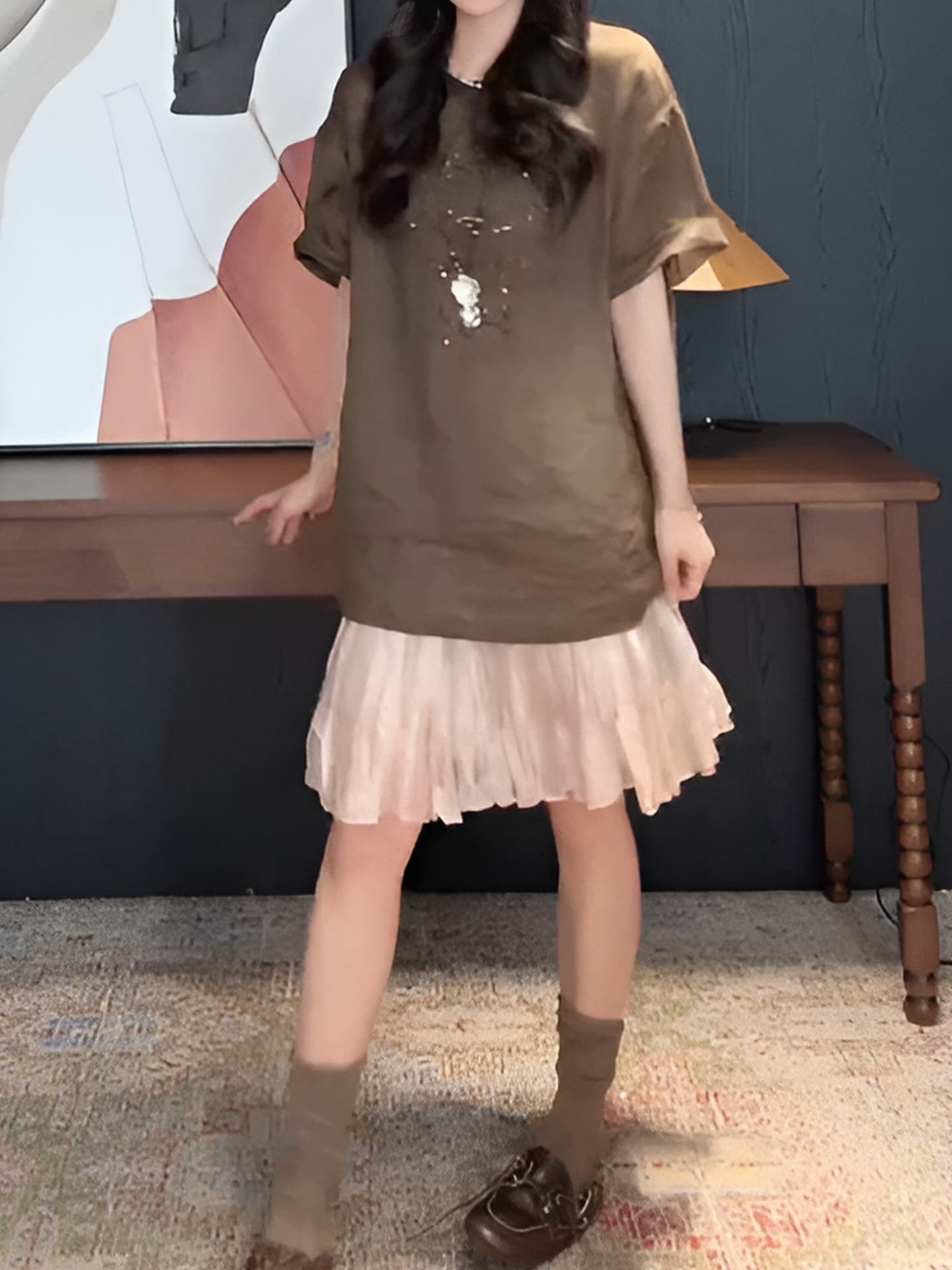 경관 그림 2026 여름 새로운 느슨함 센스 슬림해 보이는 프린트 반팔 티셔츠 여성 불규칙 플리츠 반신 치마 세트 상세 이미지 3