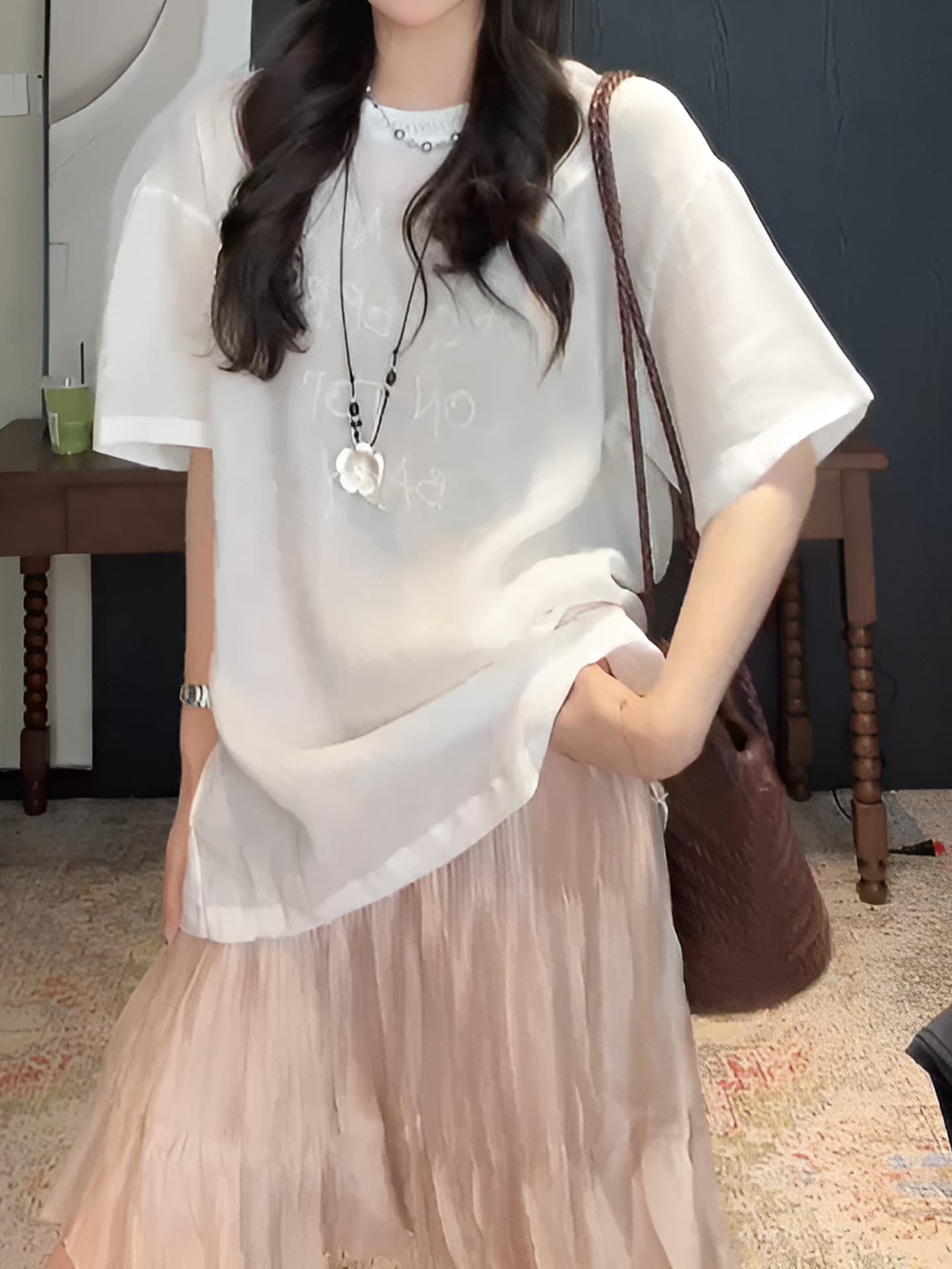 경관 그림 2026 여름 새로운 느슨함 센스 슬림해 보이는 프린트 반팔 티셔츠 여성 불규칙 플리츠 반신 치마 세트 상세 이미지 6