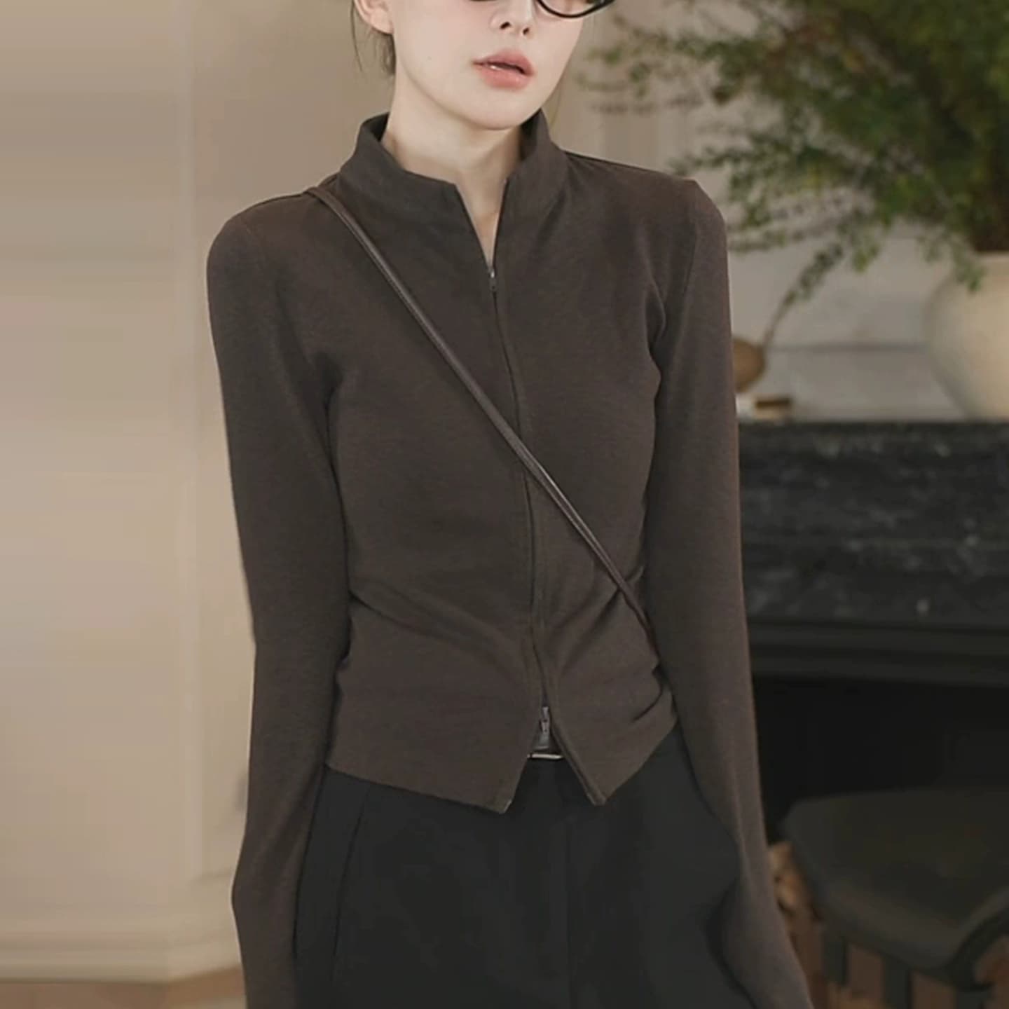 가을 의상 고급 센스 패션 캐주얼 브라운 지퍼 후드티 오픈 가디건 몸매 가꾸기 슬림해 보이는 품격 트렌드 긴팔 맨위 상세 이미지 2