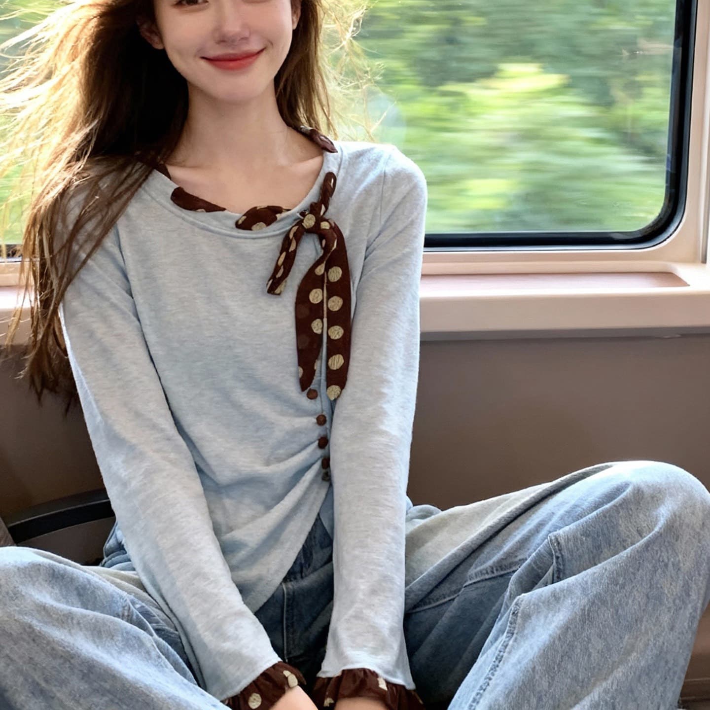가을 의상 새로운 하늘색 배색 리본 티셔츠 도트 무늬 나비 매듭 장식 루즈핏 슬림해 보이는 캐주얼 긴팔 맨위