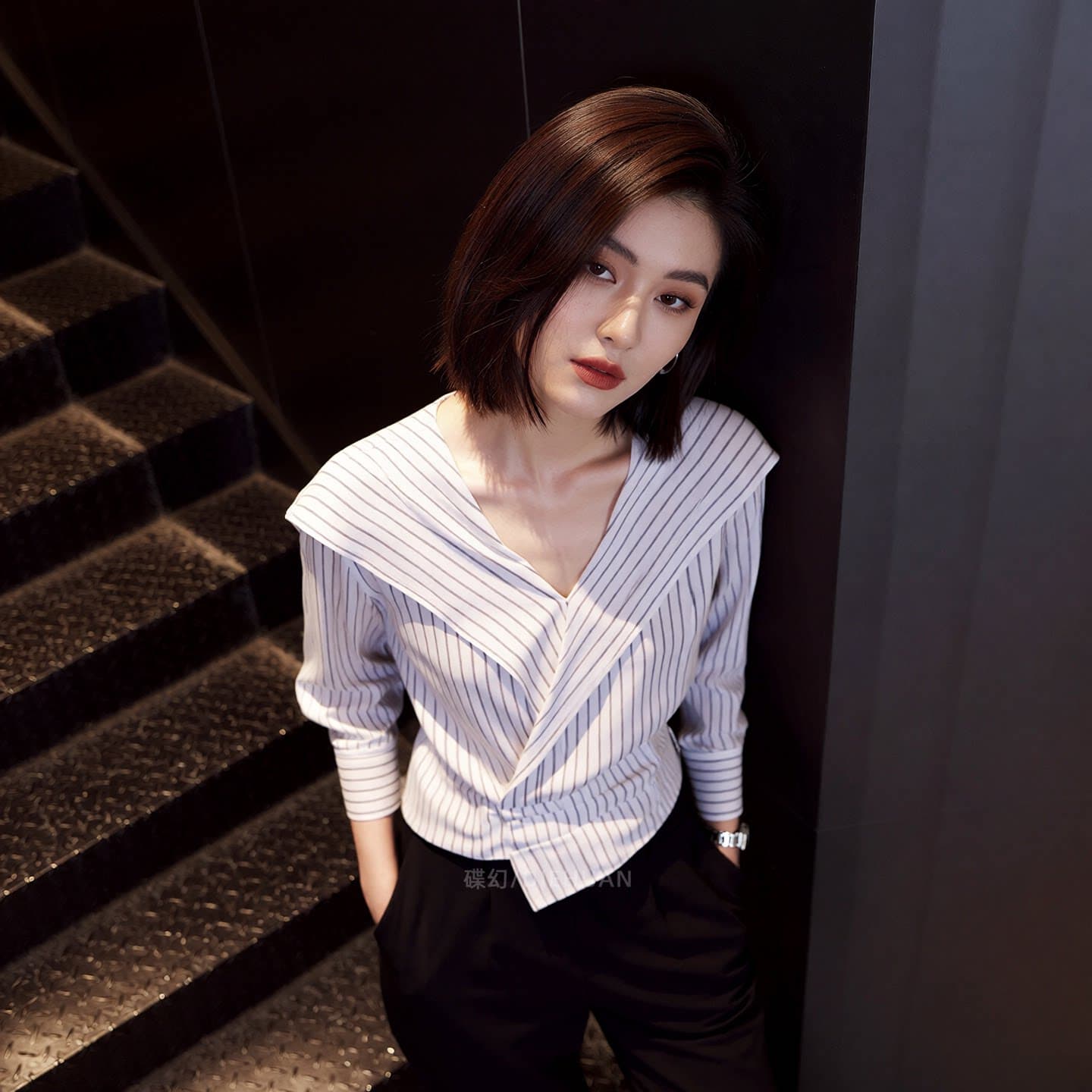 가을 의상 새로운 빛 요리 한 바람 스트라이프 긴팔 여성 셔츠 V넥 허리 수축 세련된 슬림해 보이는 빅 사이즈 인사이드 잡아라. 의류 이미지 2