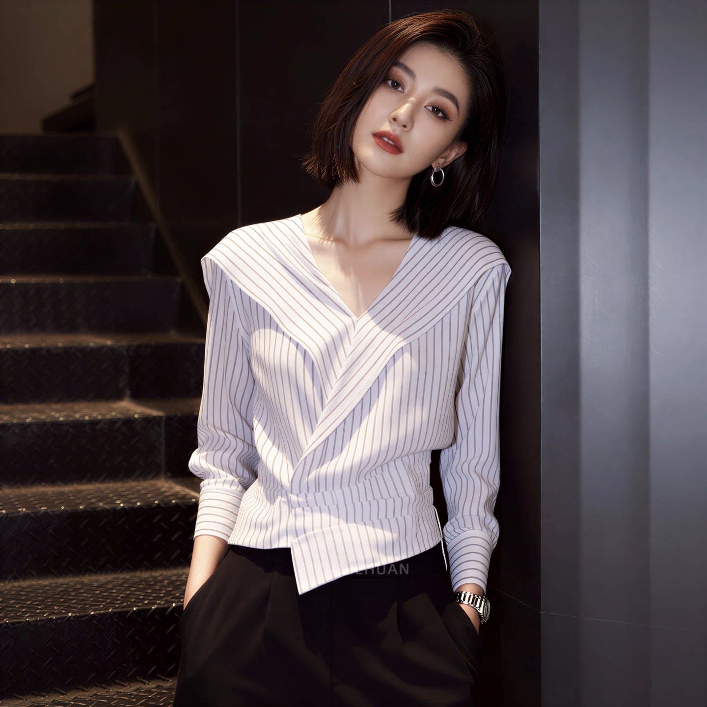 가을 의상 새로운 빛 요리 한 바람 스트라이프 긴팔 여성 셔츠 V넥 허리 수축 세련된 슬림해 보이는 빅 사이즈 인사이드 잡아라. 의류 상세 이미지 5